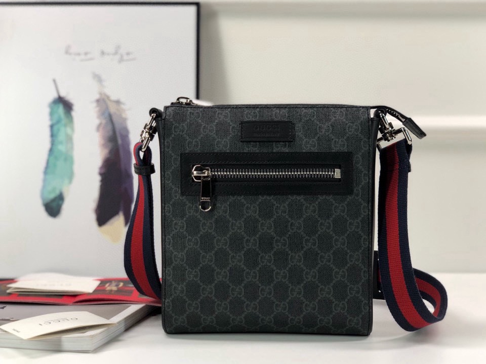 Gucci Supreme Small Messenger Bag 523599