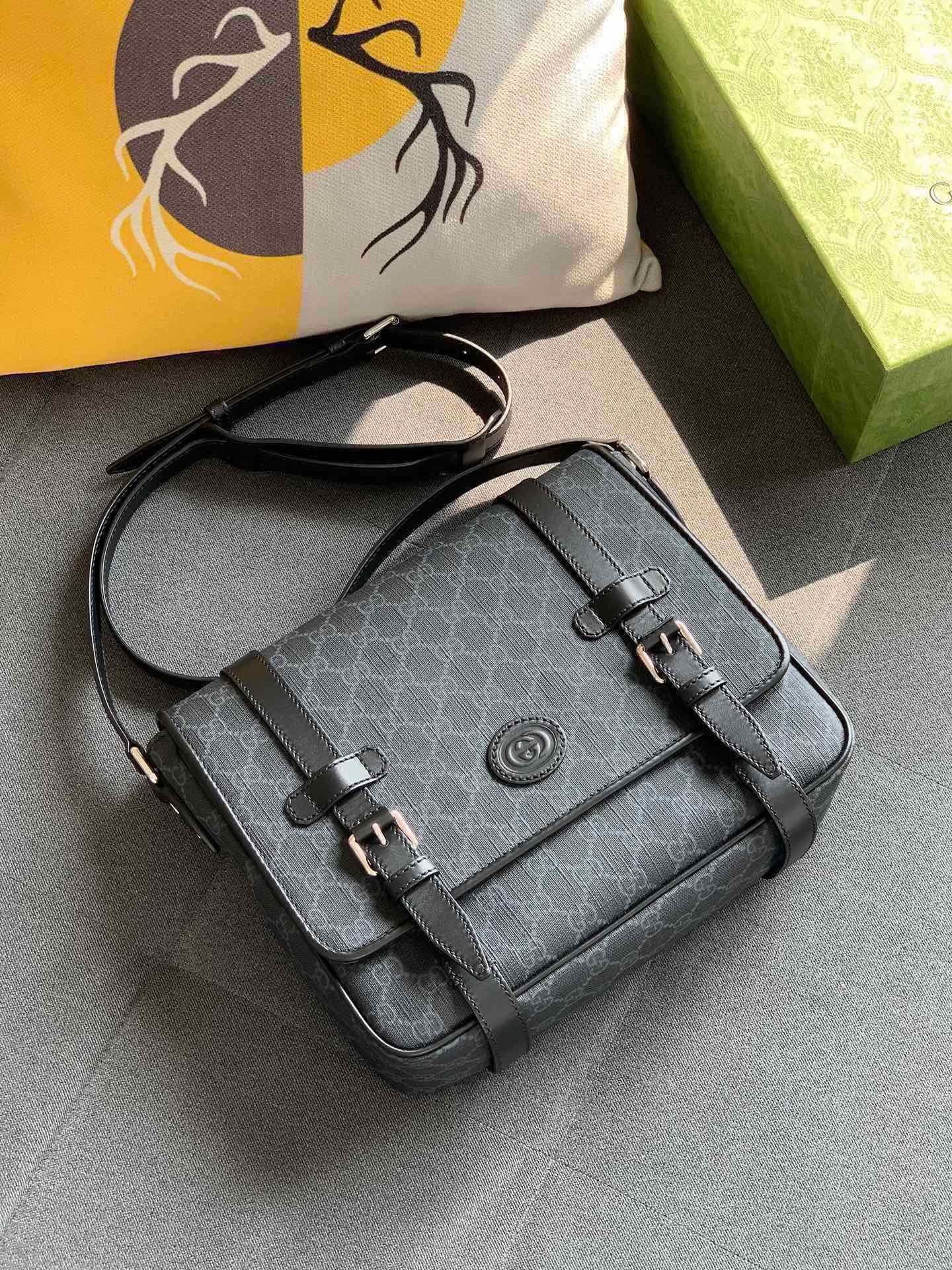 Gucci 658542 Messenger Bag - Spacious and Practical Design