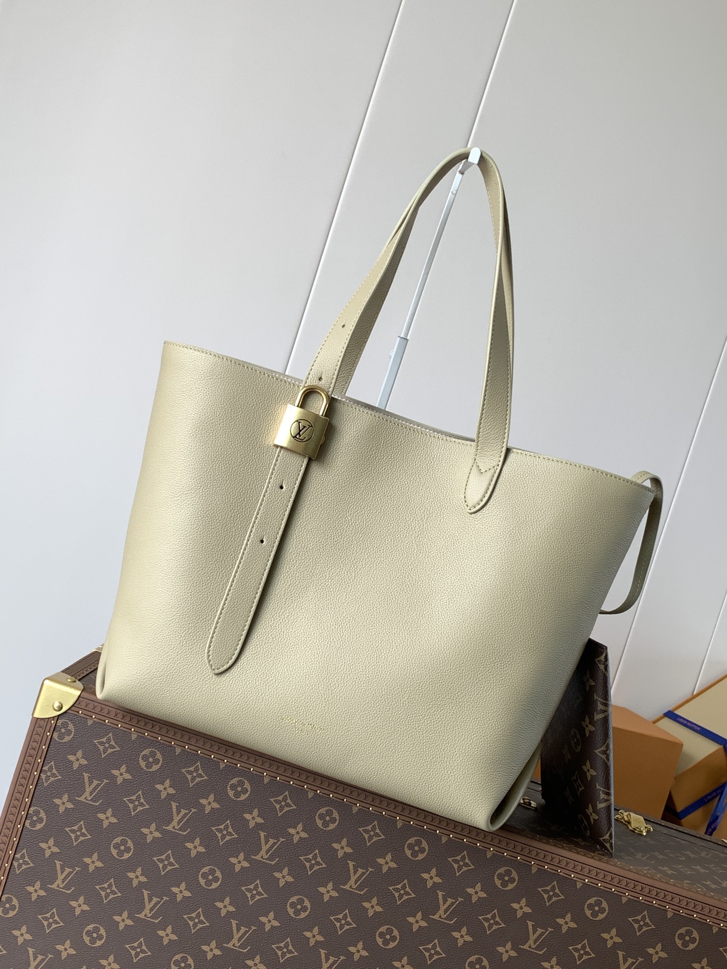 Variable code chip LV M25343 Green Low Key Cabas medium handbag Grain beef leather Lined with suede leather