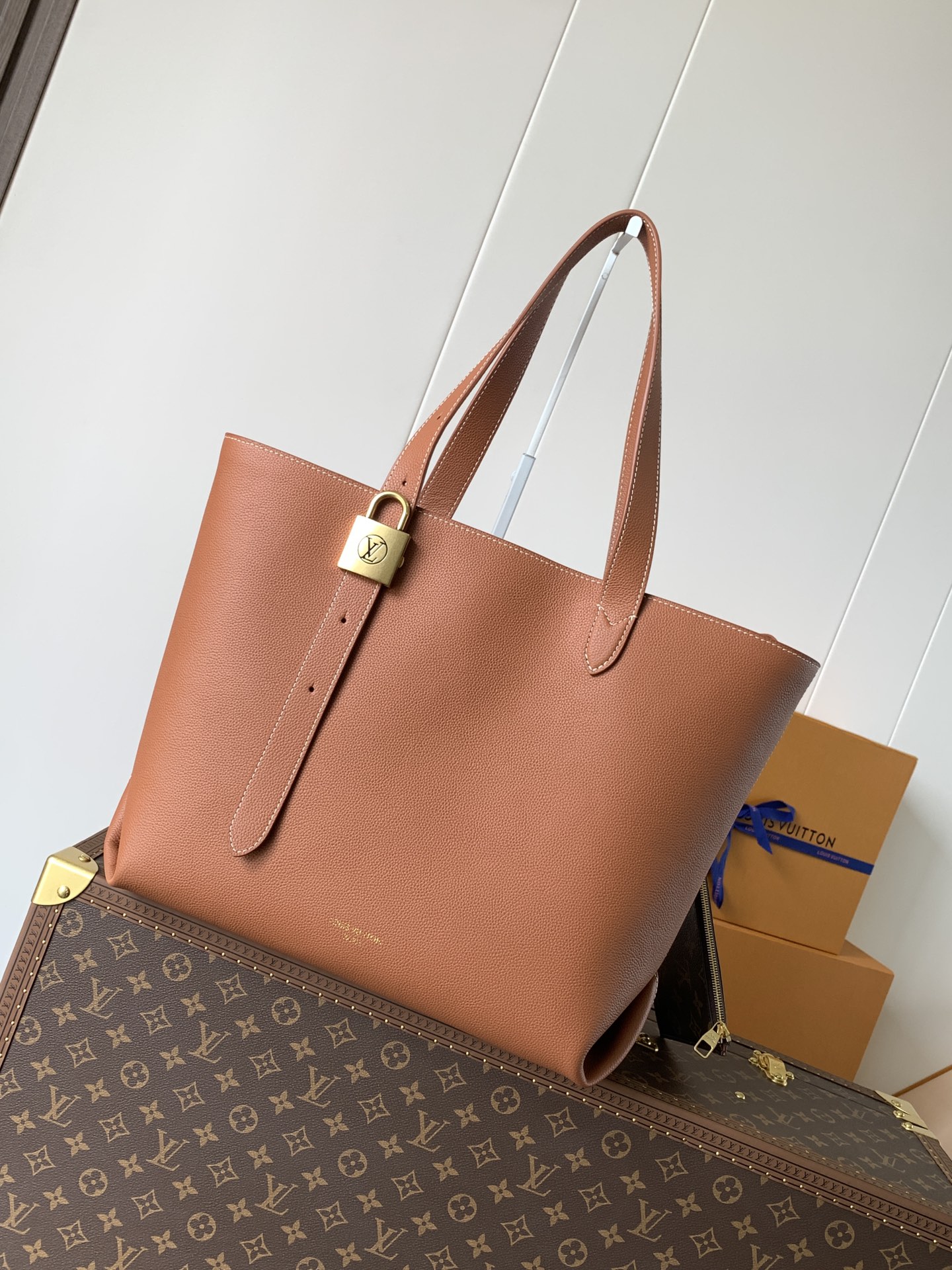 Variable code chip LV M25342 Brown Low Key Cabas medium handbag Grain beef leather Lined with suede leather