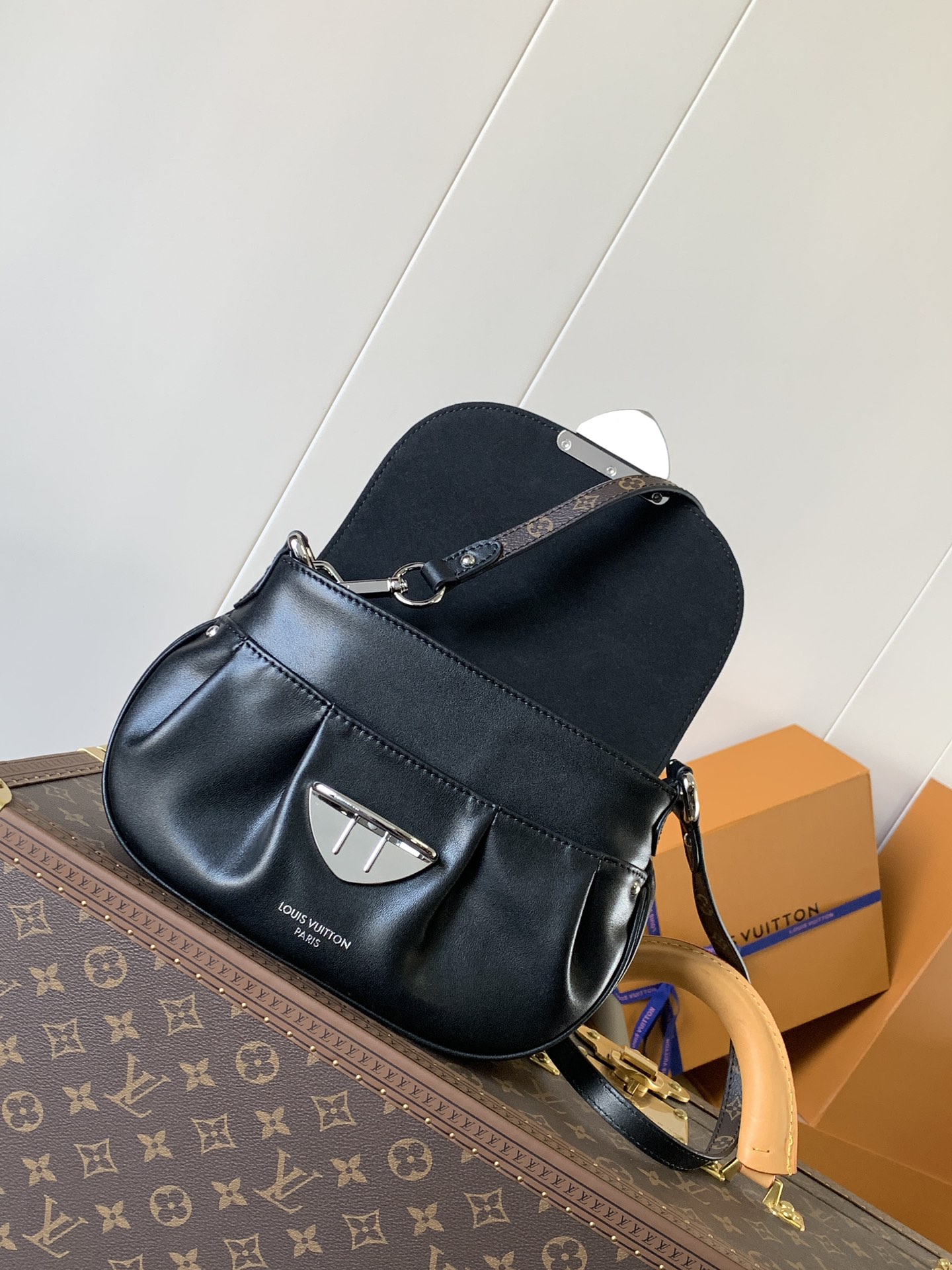  Variable code chip  LV M12192 Black Sunset Vibe handbag Ying sheep leather Monogram canvas LV buckle Removable shoulder strap M