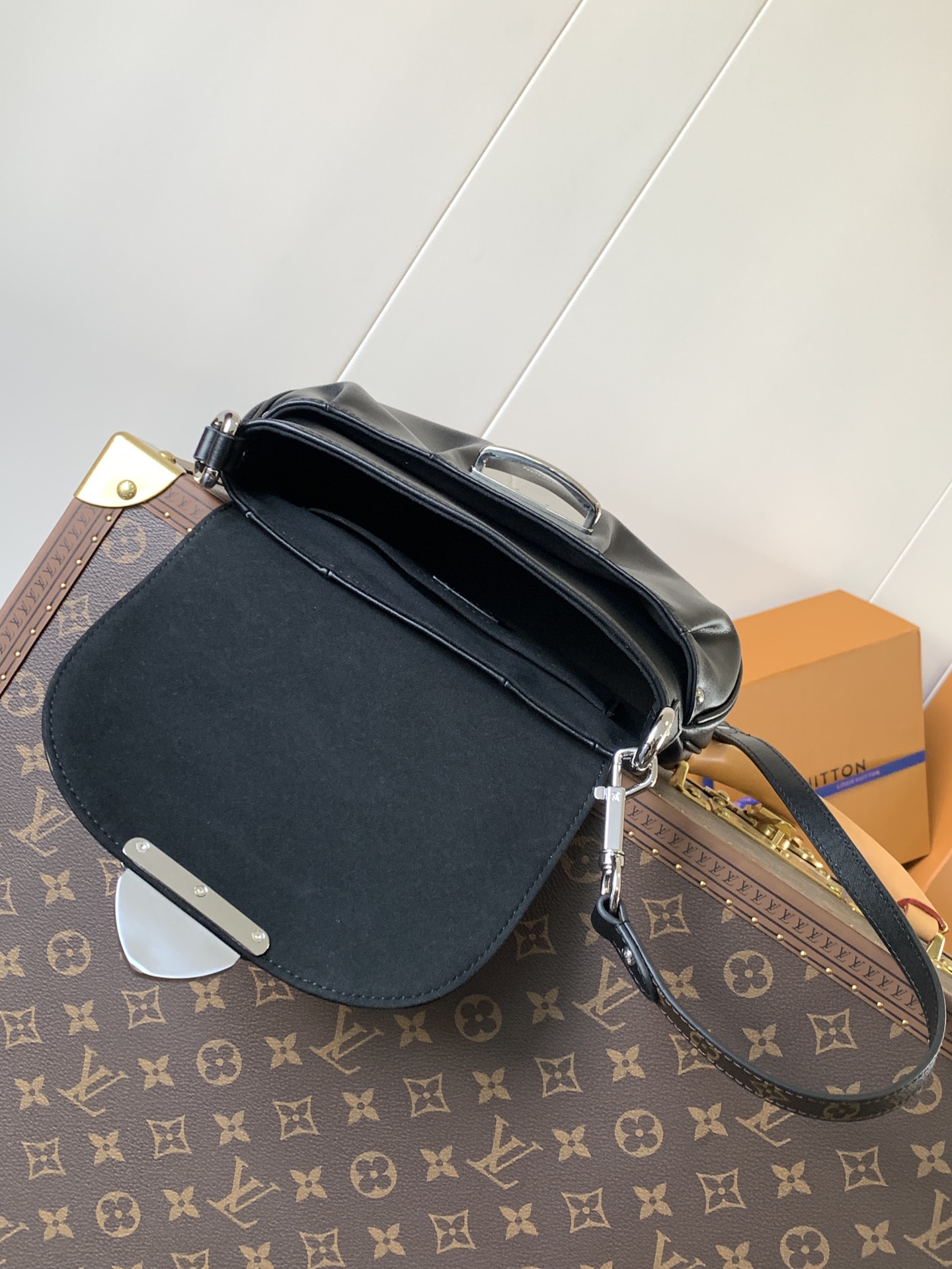  Variable code chip  LV M12192 Black Sunset Vibe handbag Ying sheep leather Monogram canvas LV buckle Removable shoulder strap M