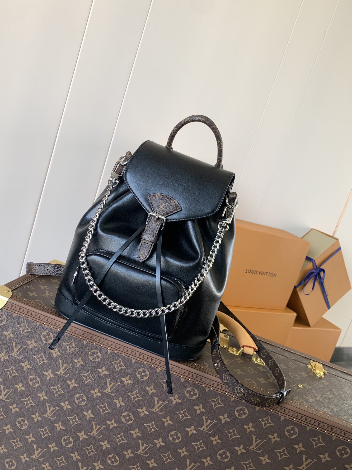 Variable code chip LV M12587 Black Montsouris small backpack Glossy sheep leather Monogram details, LV Vibe collection