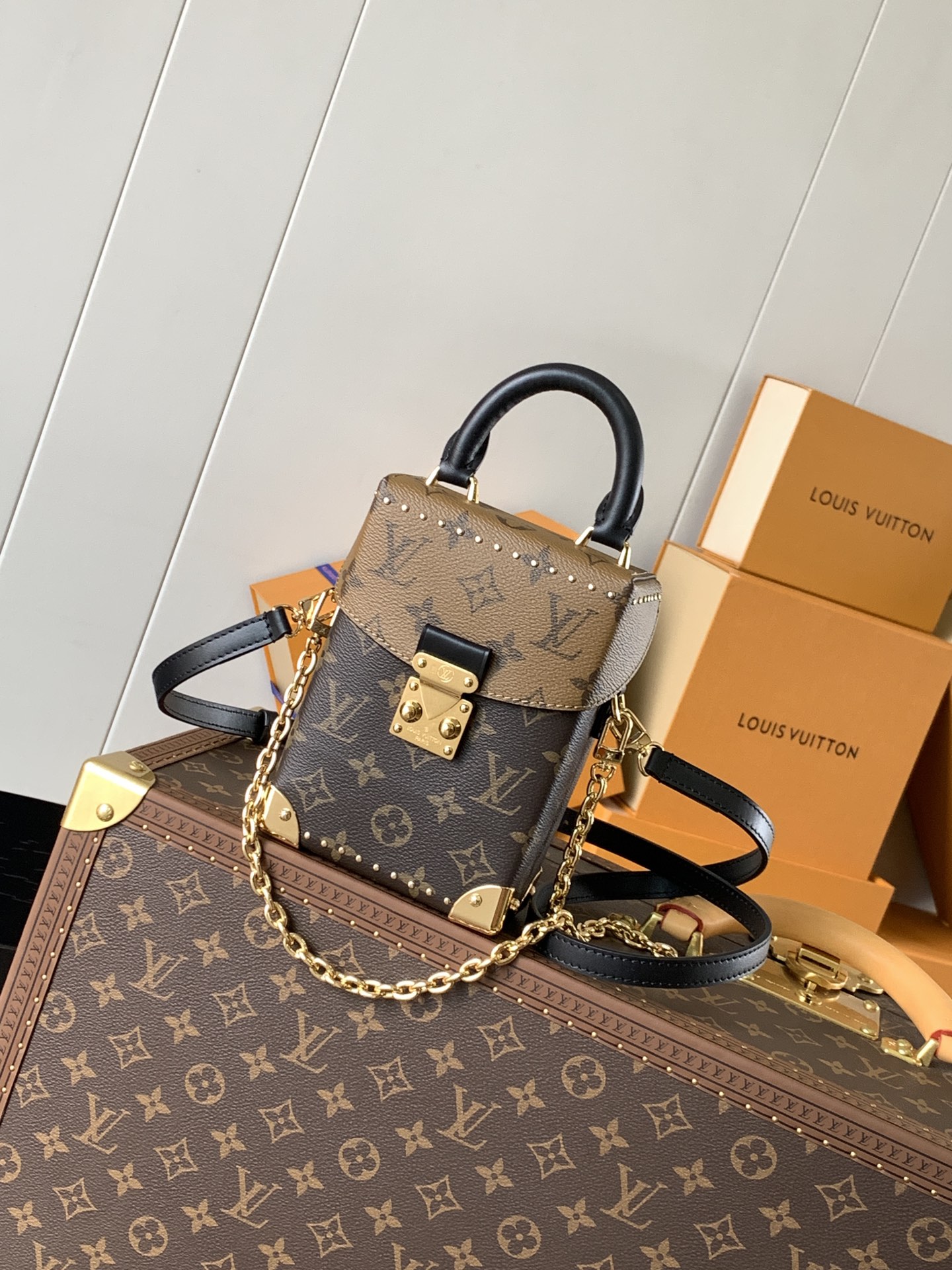 Variable code chip LV M82465 Camera Box handbag Monogram Monogram Reverse canvas S-lock Locks Metal covered corners Stud Petit