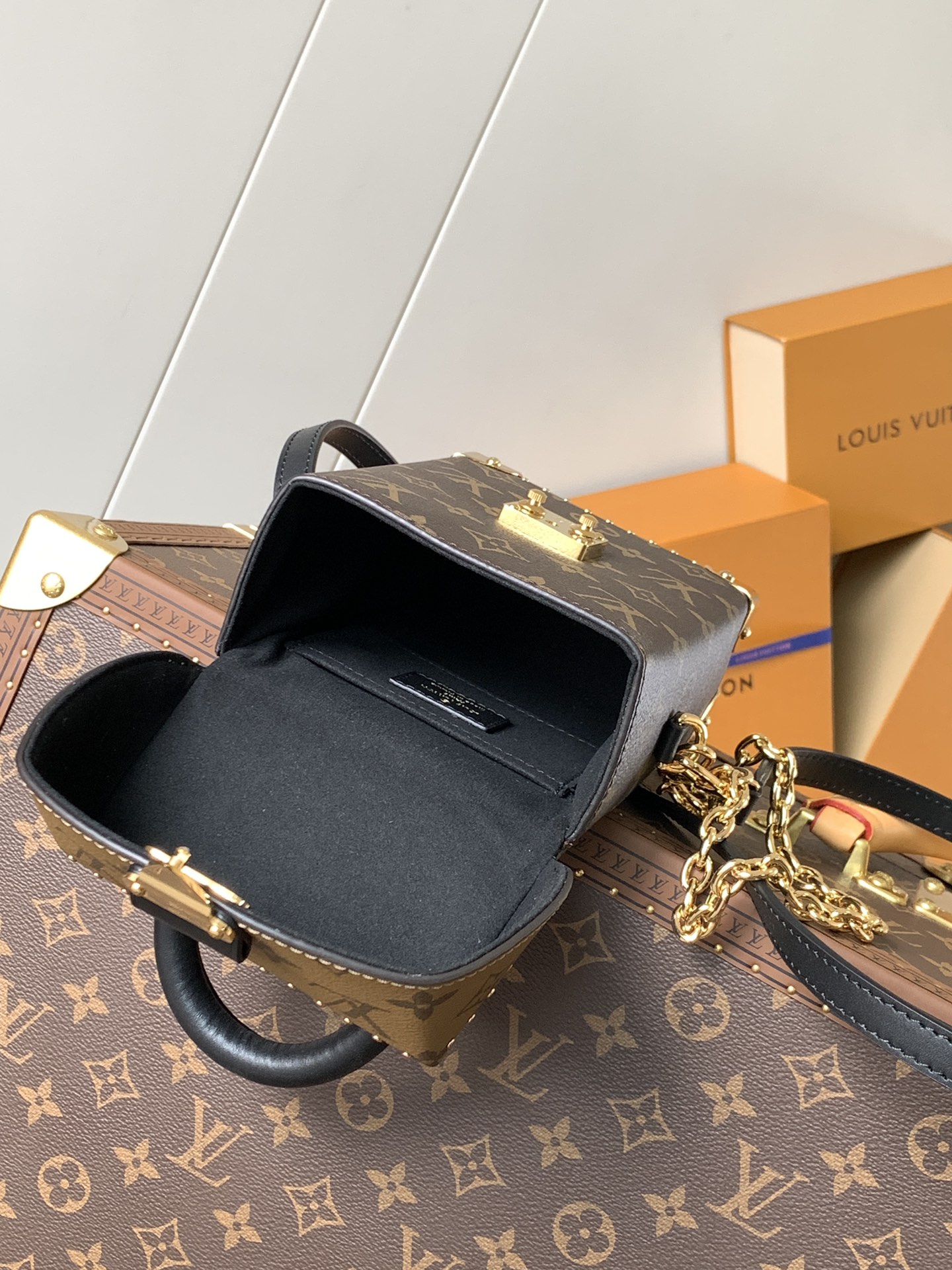  Variable code chip  LV M82465 Camera Box handbag Monogram Monogram Reverse canvas S-lock Locks Metal covered corners Stud Petit