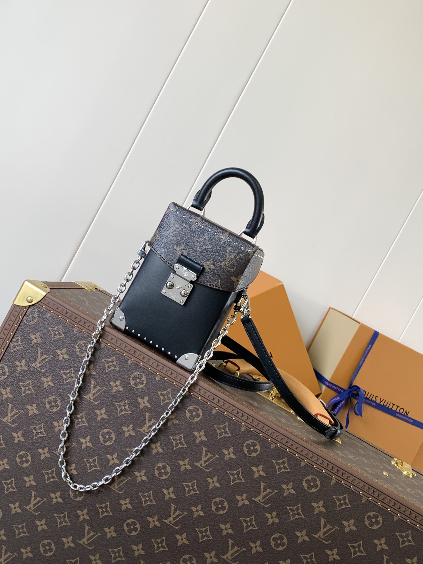 Variable code chip LV M12362 Camera Box handbag Cow leather, Monogram Classic, S-lock lock with metal wrapping corners