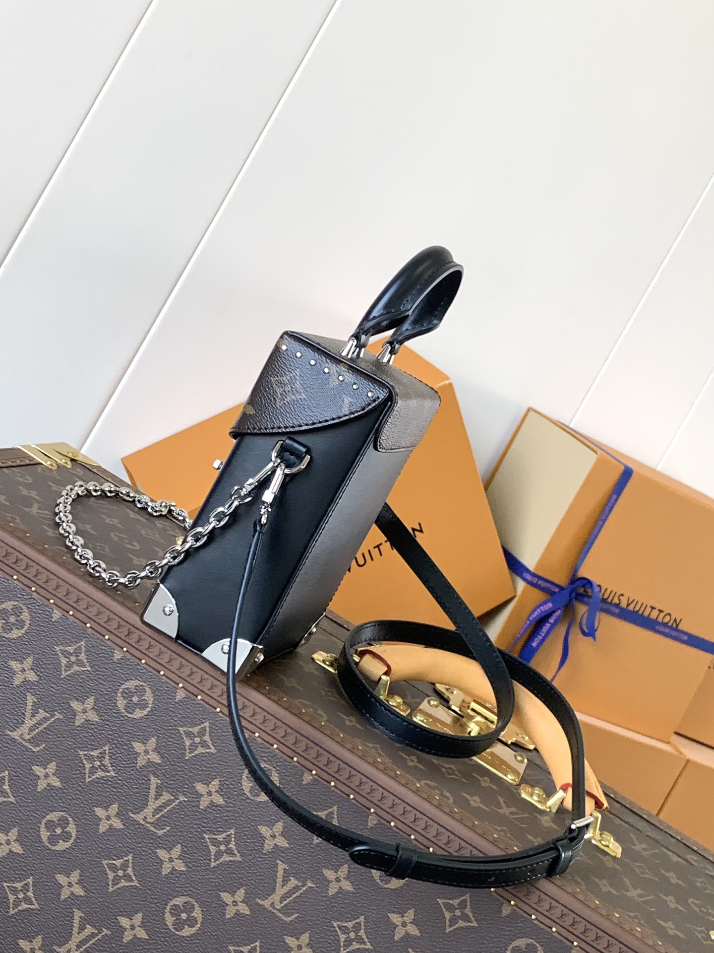  Variable code chip  LV M12362 Camera Box handbag Cow leather, Monogram Classic, S-lock lock with metal wrapping corners