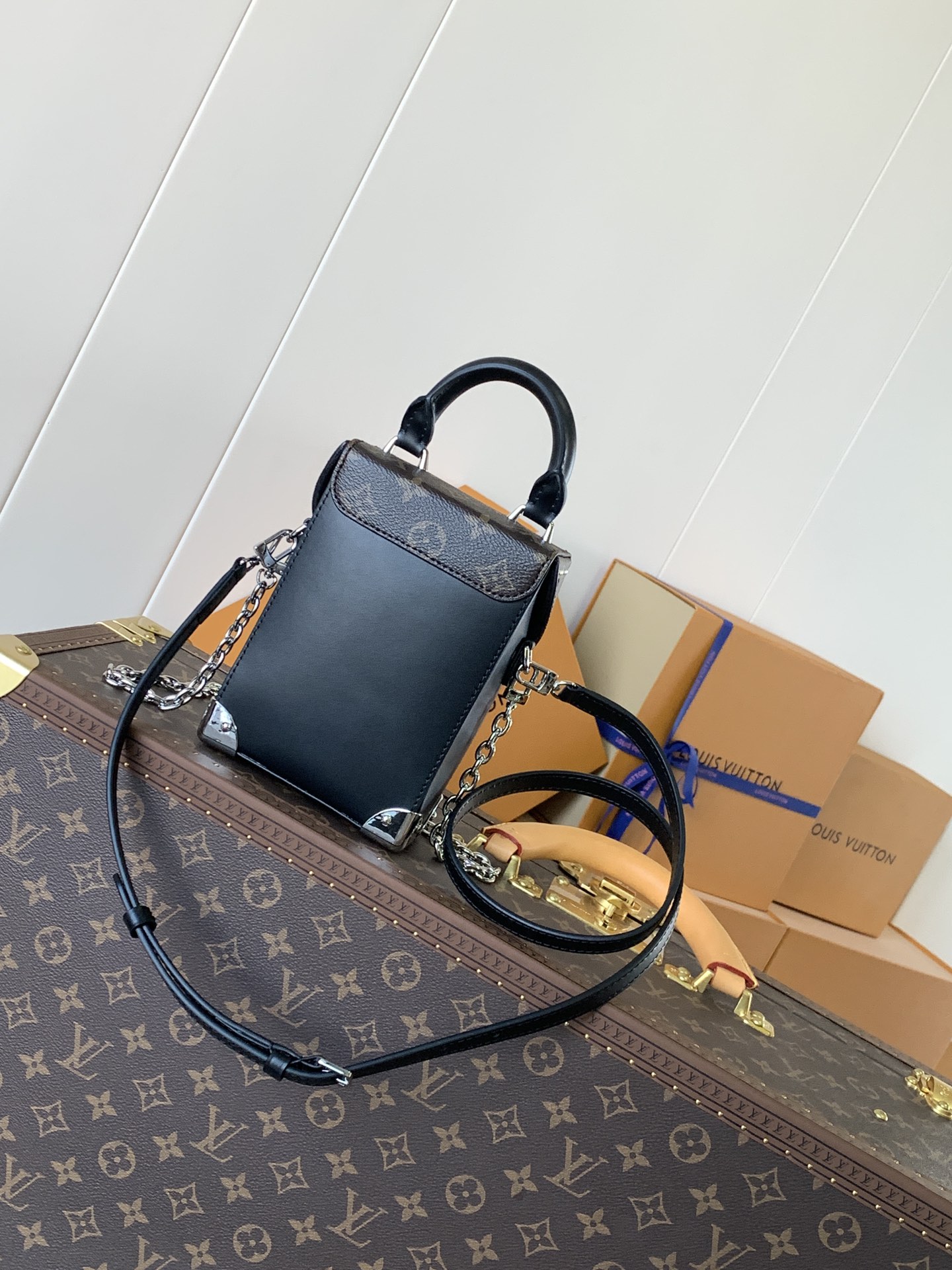  Variable code chip  LV M12362 Camera Box handbag Cow leather, Monogram Classic, S-lock lock with metal wrapping corners