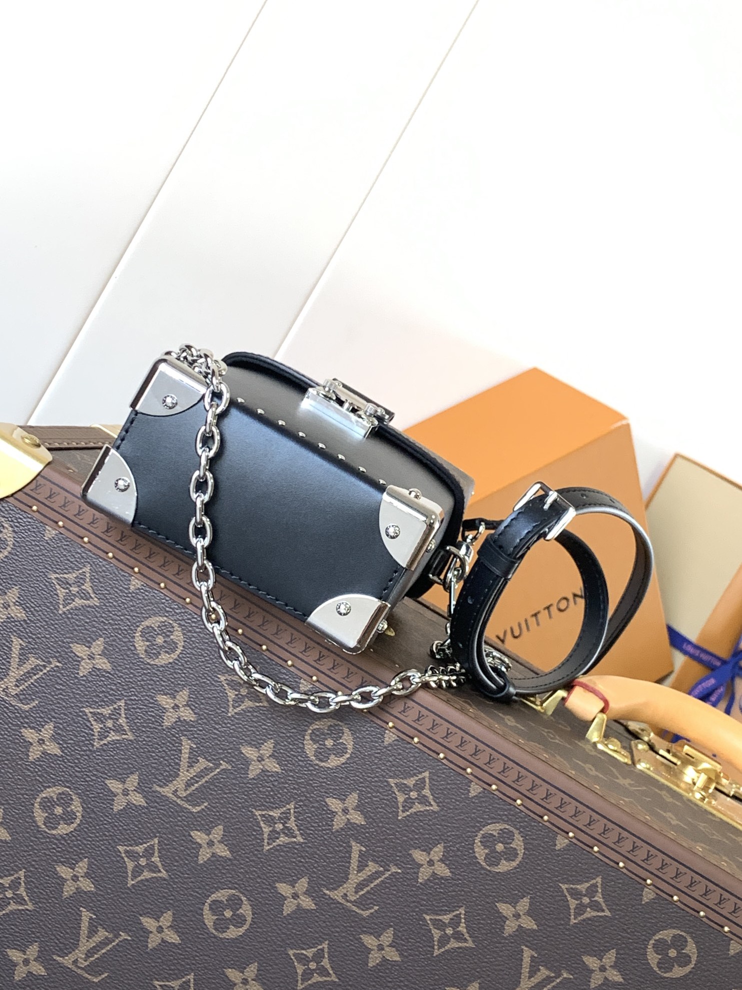  Variable code chip  LV M12362 Camera Box handbag Cow leather, Monogram Classic, S-lock lock with metal wrapping corners