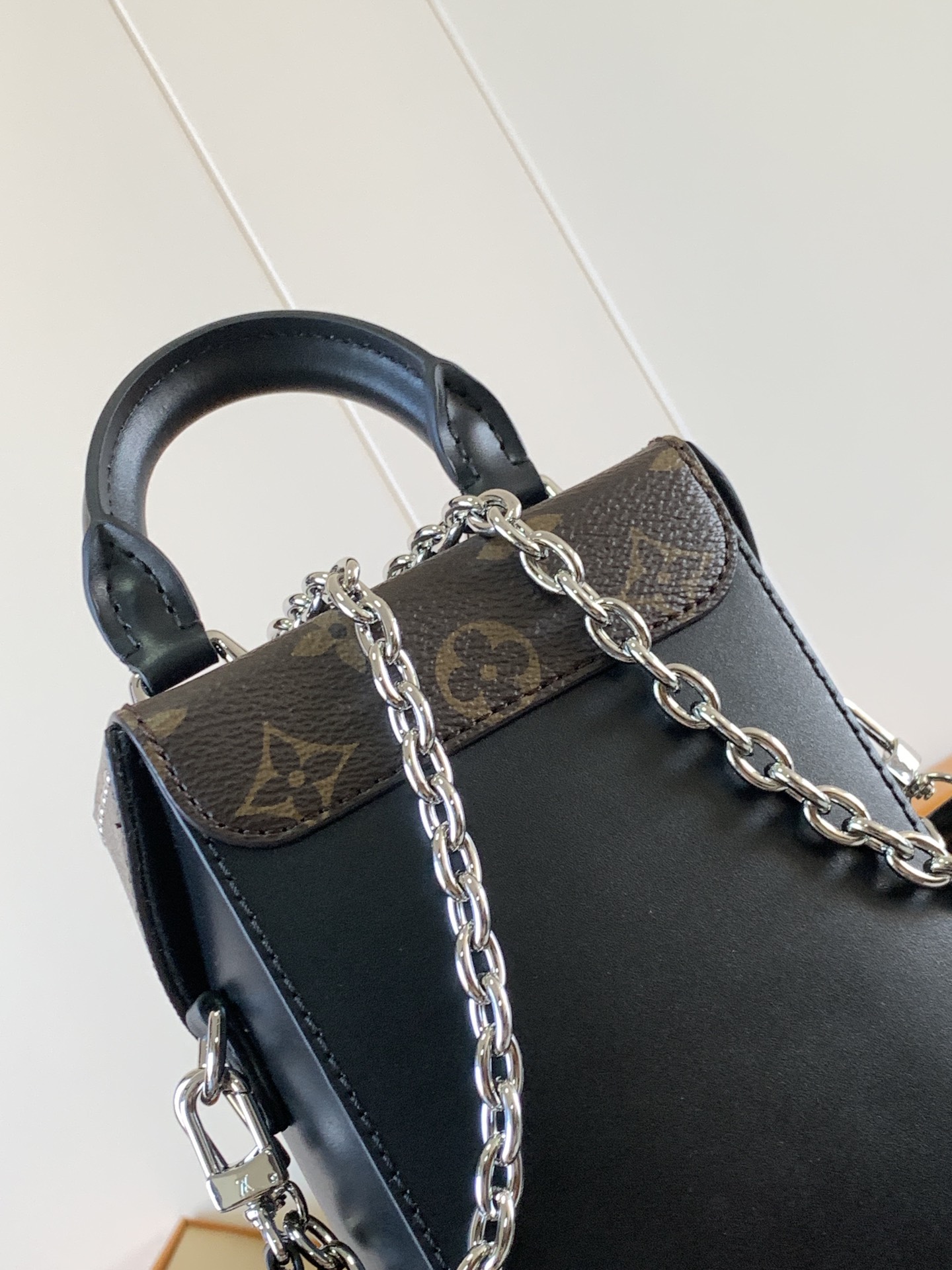  Variable code chip  LV M12362 Camera Box handbag Cow leather, Monogram Classic, S-lock lock with metal wrapping corners