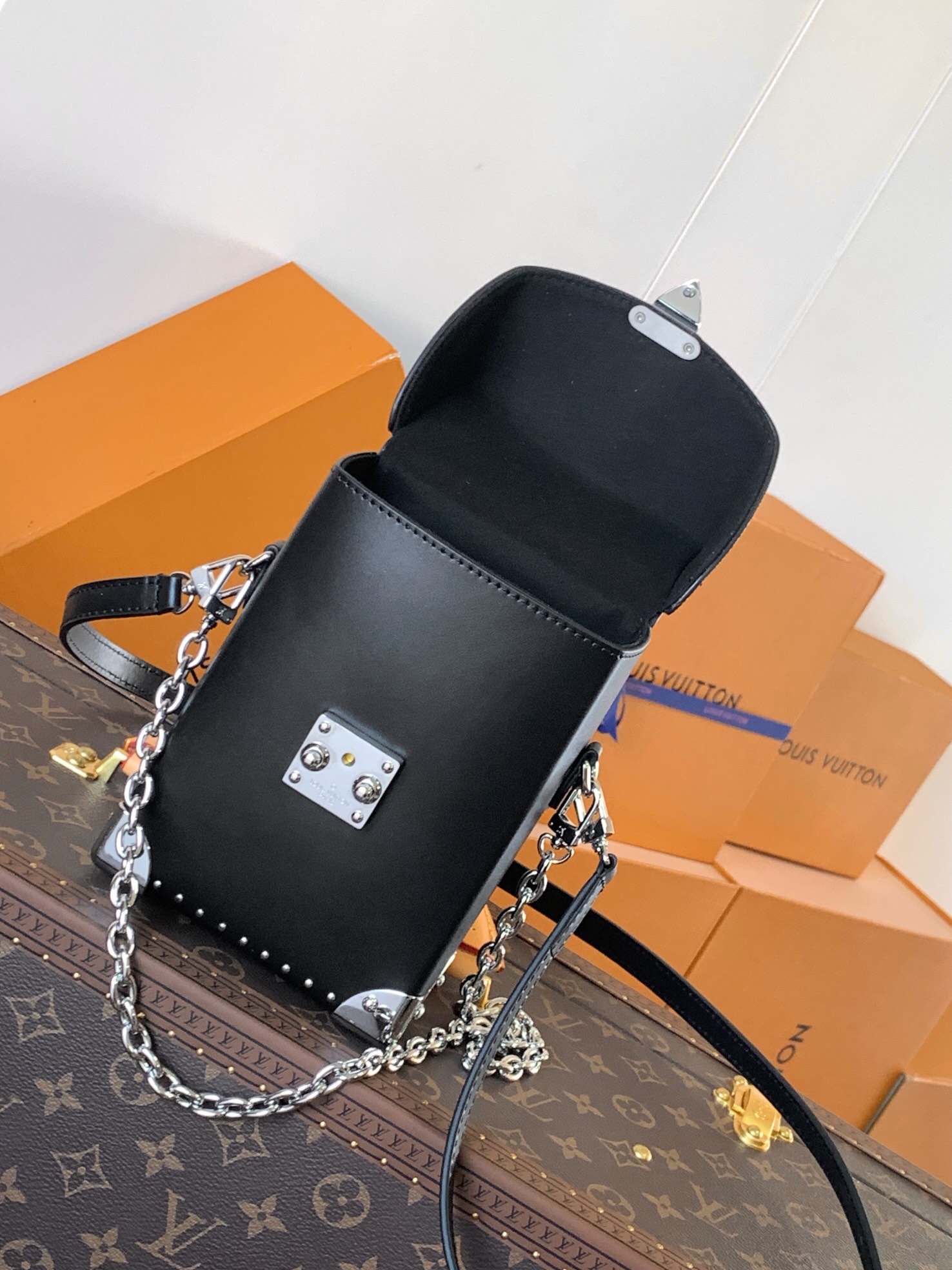  Variable code chip  LV M12362 Camera Box handbag Cow leather, Monogram Classic, S-lock lock with metal wrapping corners