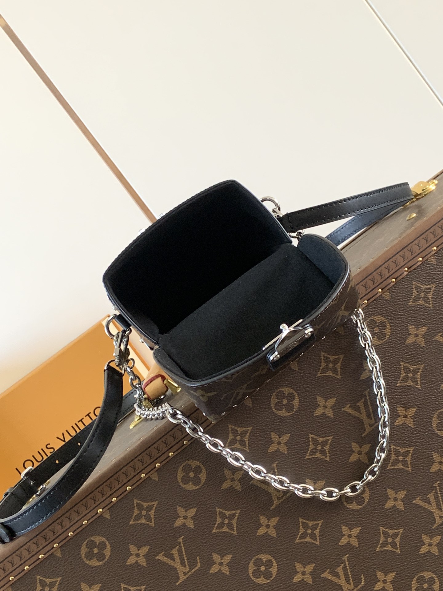  Variable code chip  LV M12362 Camera Box handbag Cow leather, Monogram Classic, S-lock lock with metal wrapping corners