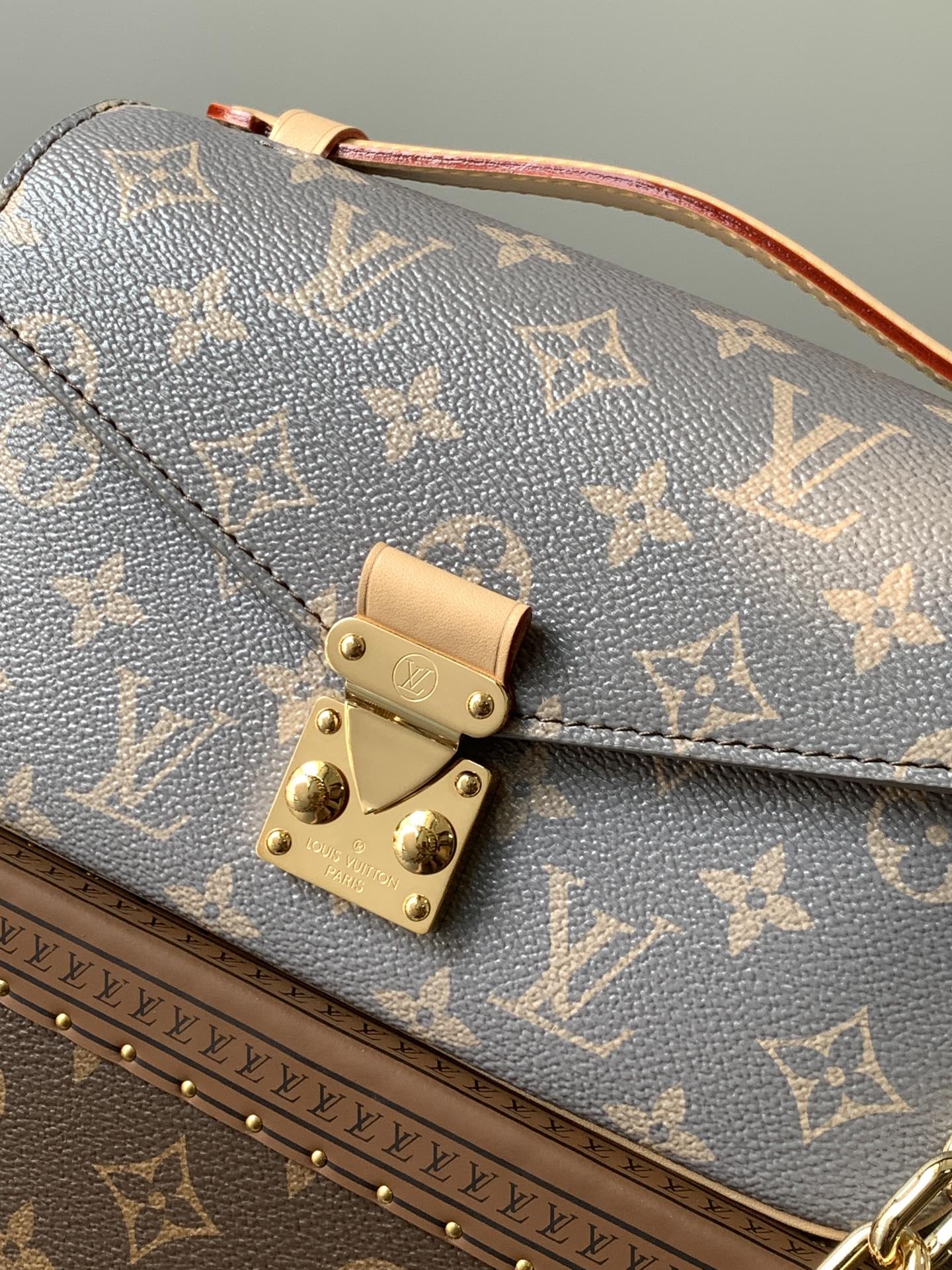  Variable code chip  LV M12429Monogram coated canvas rendering Cattle leather trim S-lock lock