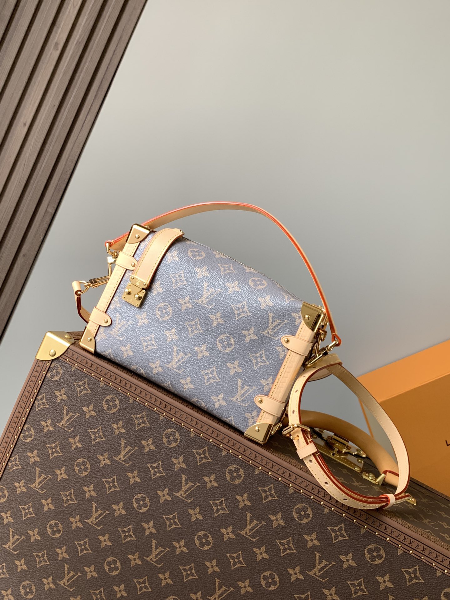 Variable code chip LV M12428Monogram canvas for medium handbag on Side TrunkCattle leather trim Metal, Shoulder strap and top