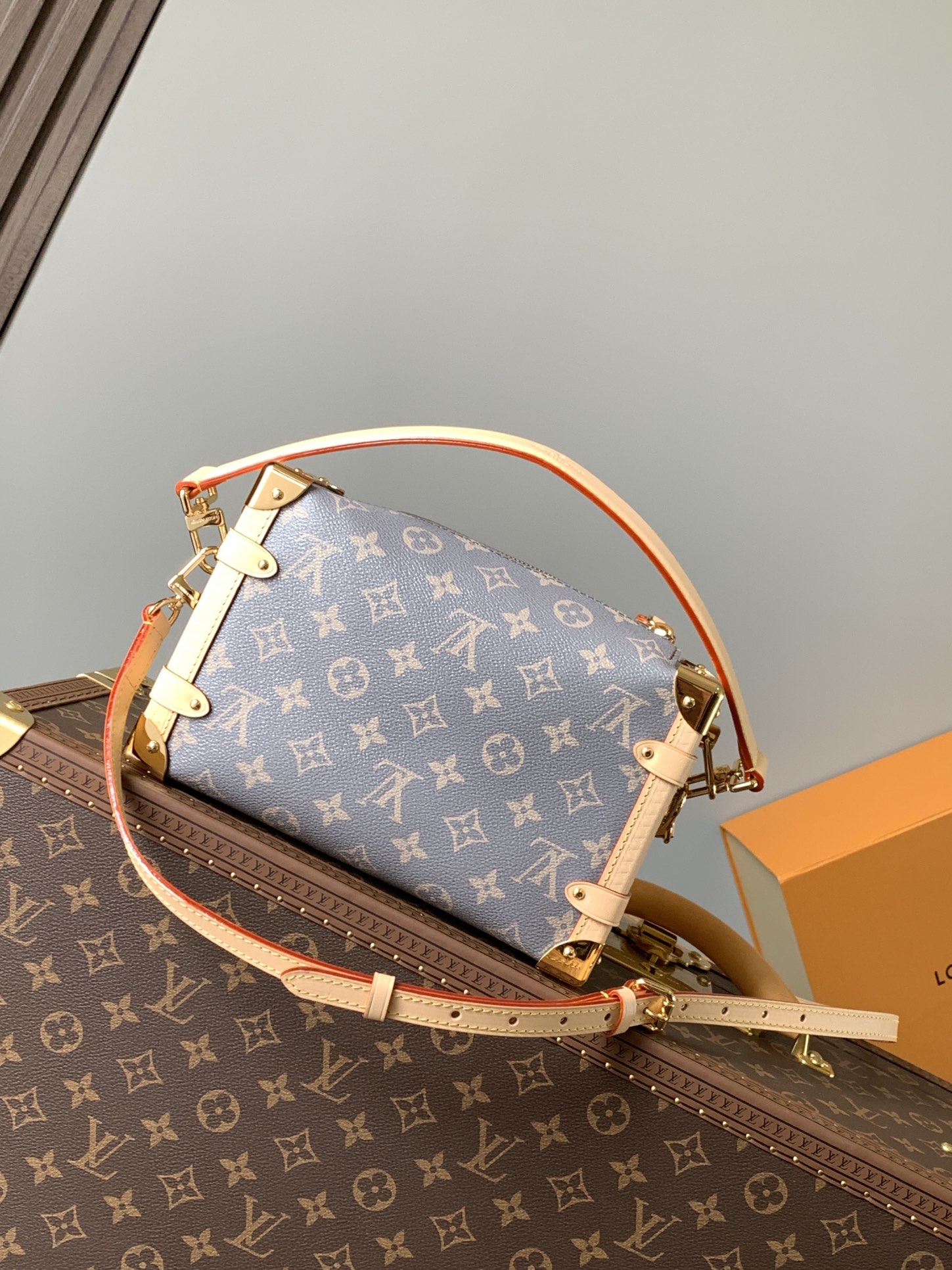  Variable code chip  LV M12428Monogram canvas for medium handbag on Side TrunkCattle leather trim Metal, Shoulder strap and top 