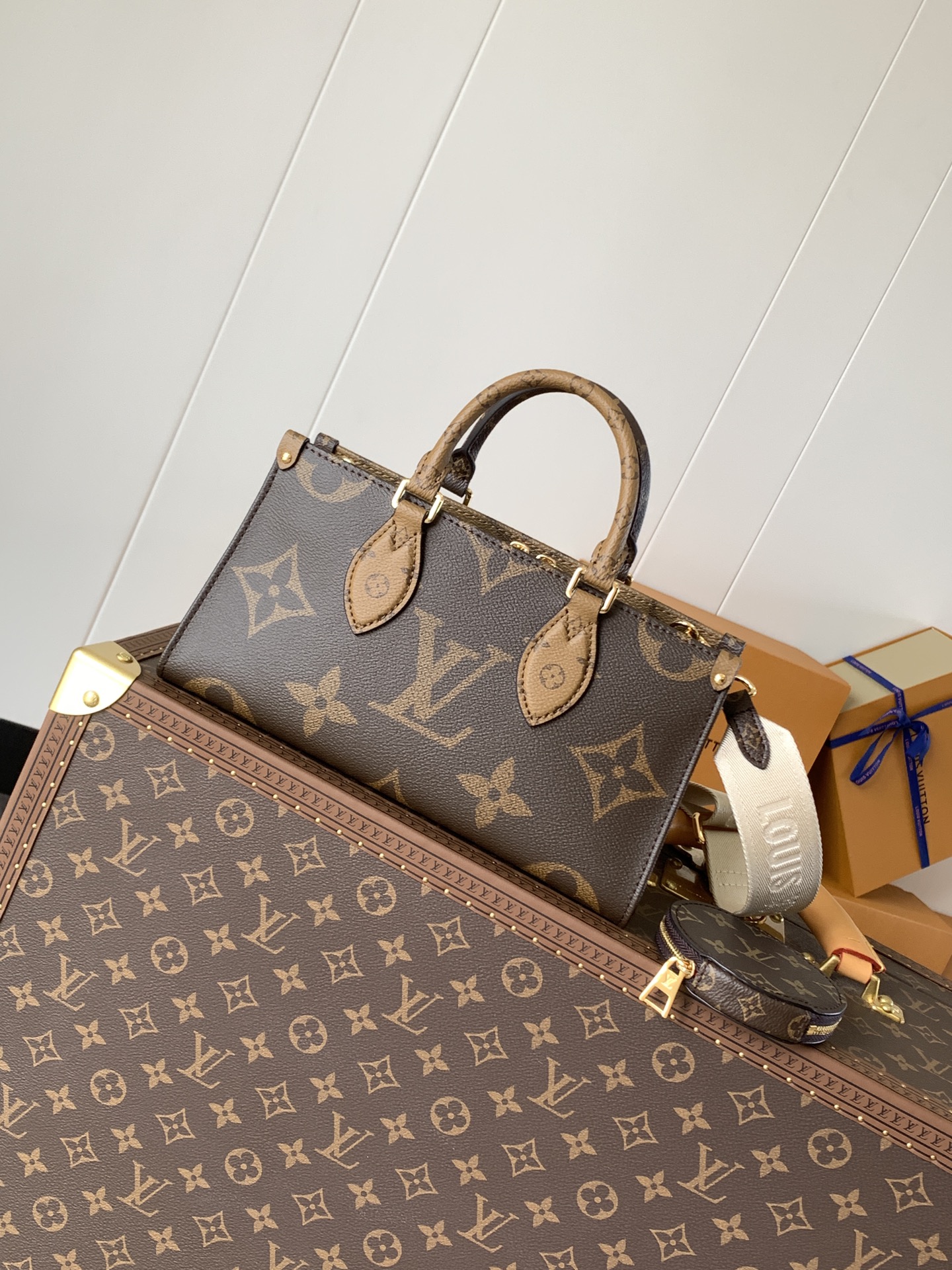 Variable Code Chip LV M46653 OnTheGo Giant Monogram and Monogram Reverse canvas. East West. Detachable round coin bag