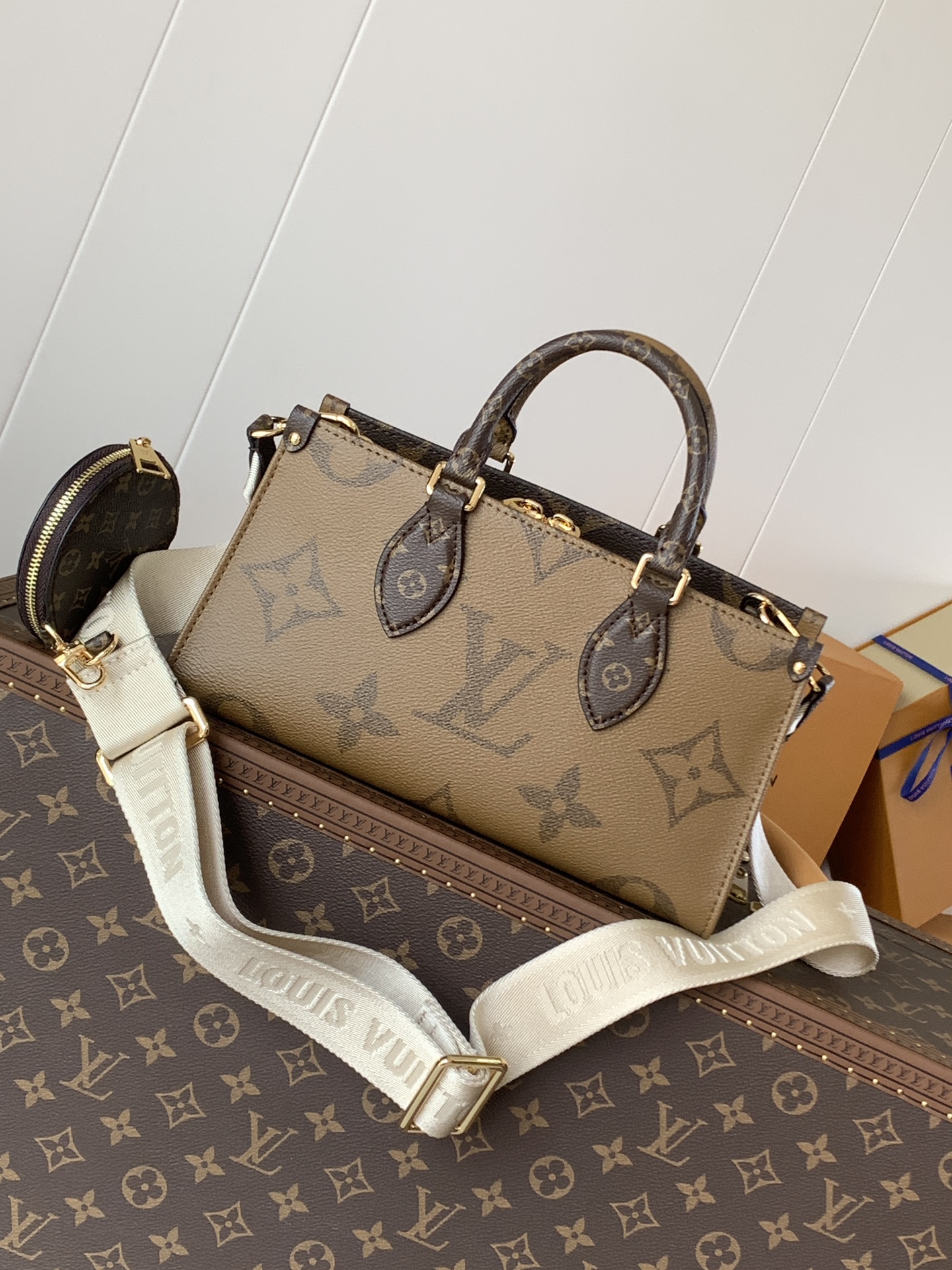 Variable Code Chip LV M46653 OnTheGo Giant Monogram and Monogram Reverse canvas. East West. Detachable round coin bag