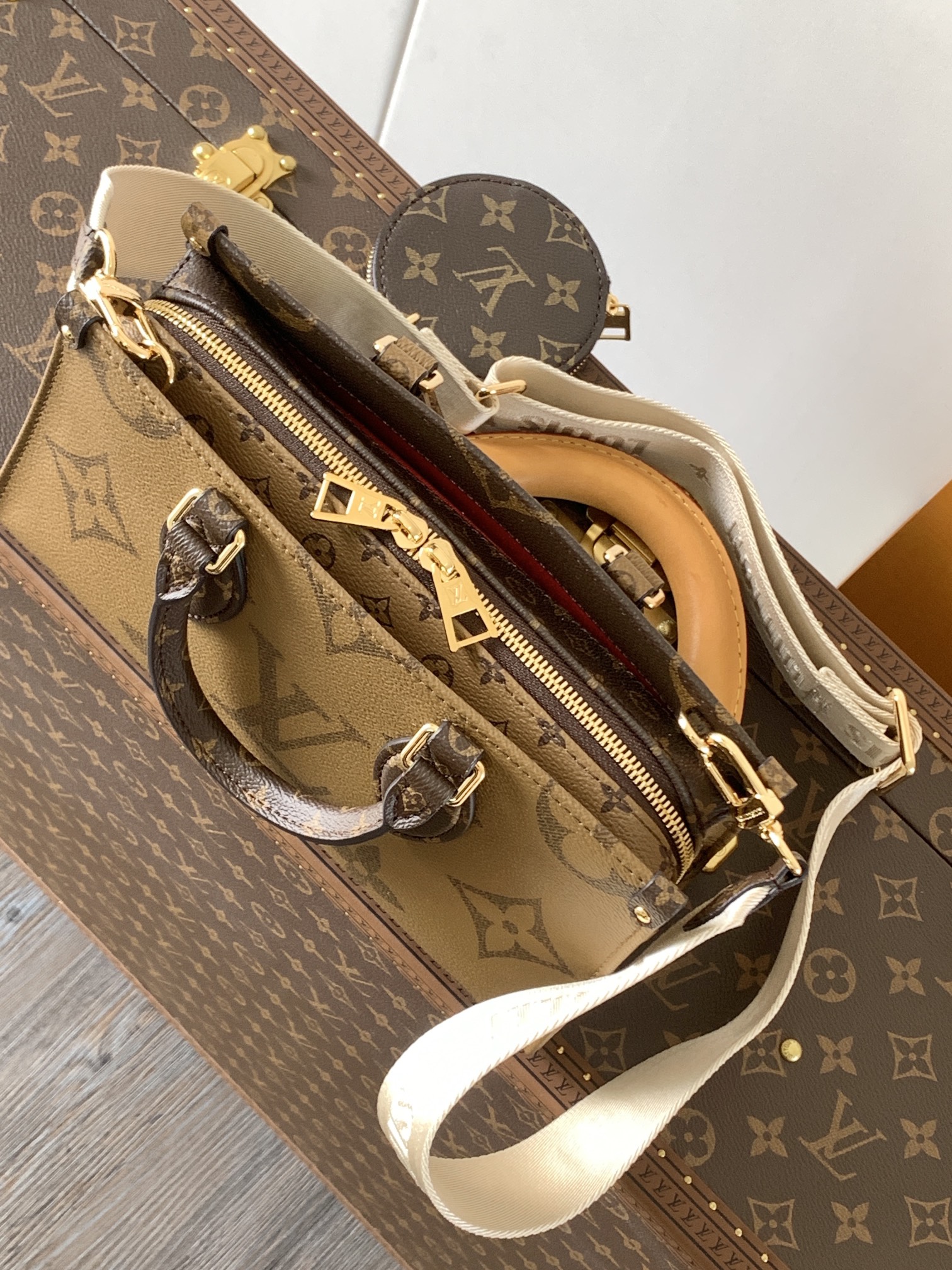 Variable Code Chip LV M46653 OnTheGo Giant Monogram and Monogram Reverse canvas. East West. Detachable round coin bag