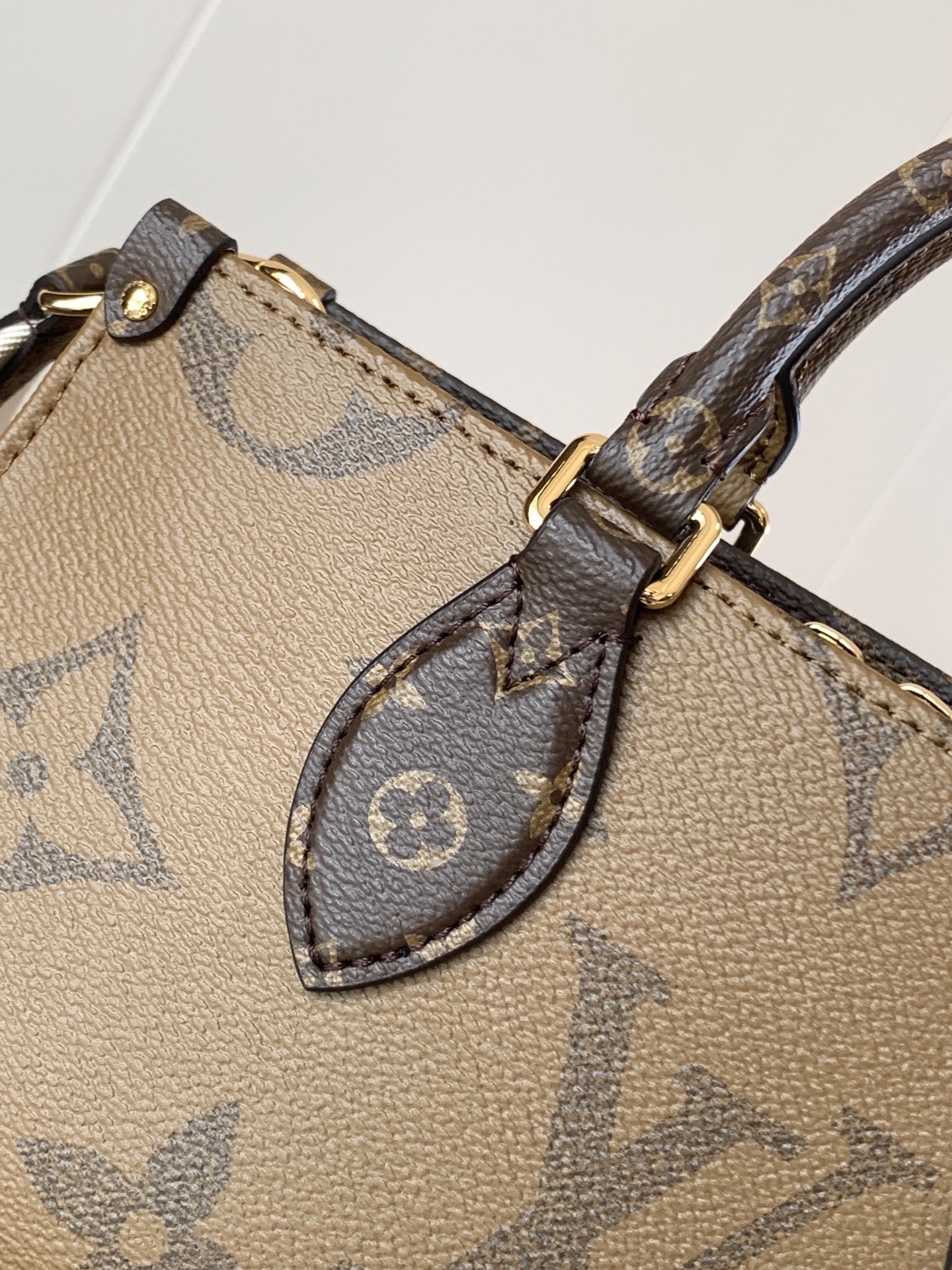 Variable Code Chip LV M46653 OnTheGo Giant Monogram and Monogram Reverse canvas. East West. Detachable round coin bag