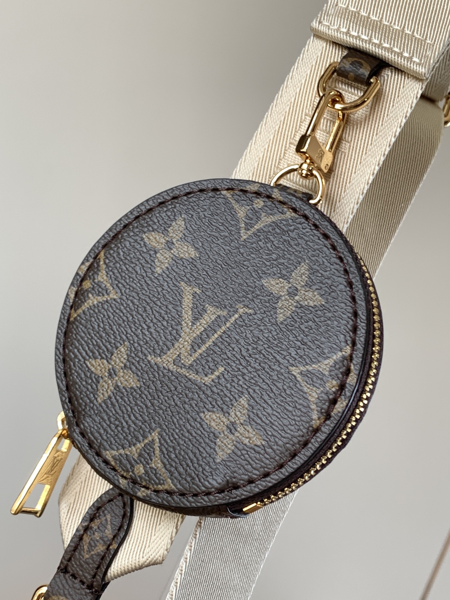 Variable Code Chip LV M46653 OnTheGo Giant Monogram and Monogram Reverse canvas. East West. Detachable round coin bag