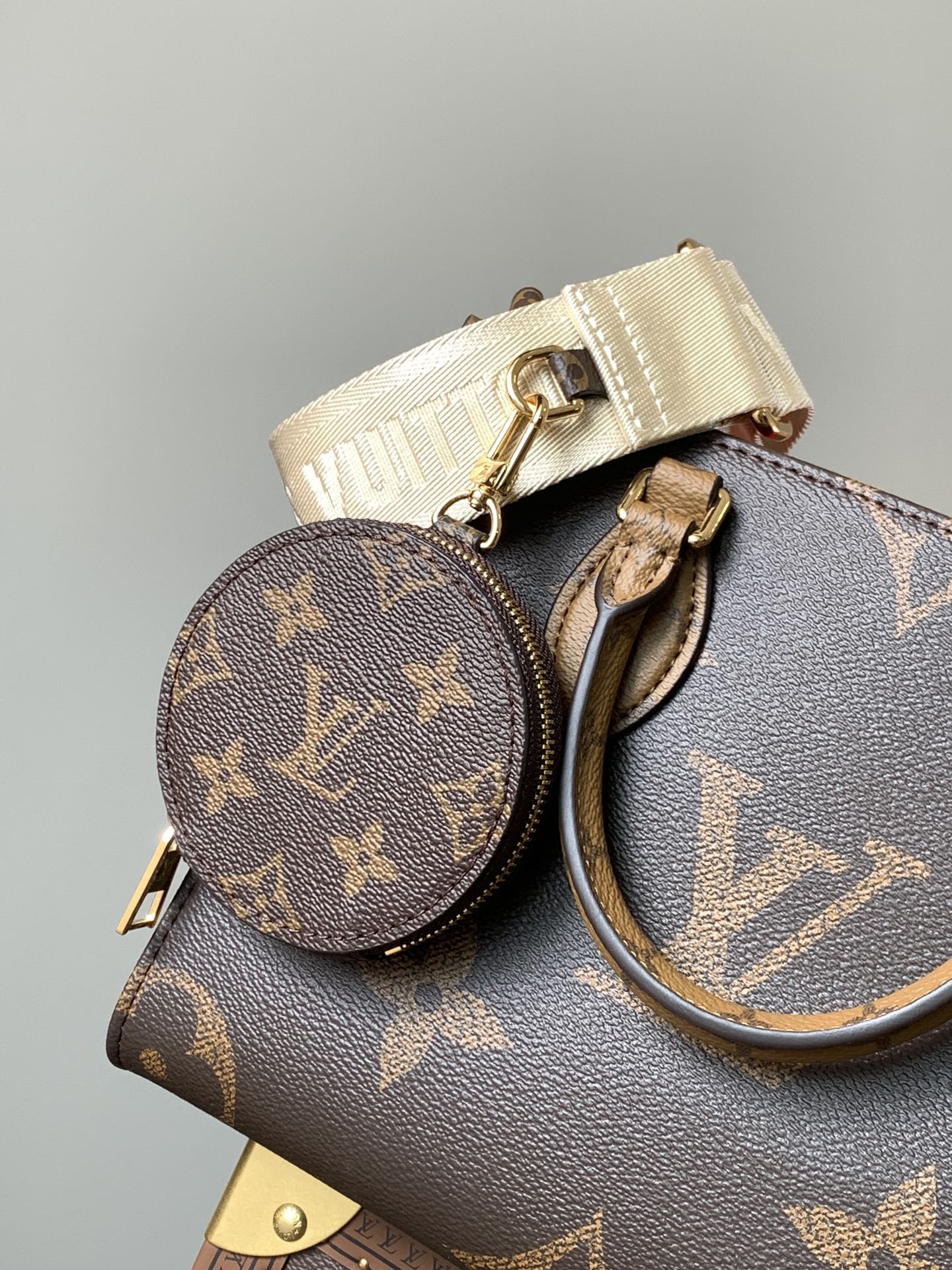 Variable Code Chip LV M46373 OnTheGo Giant Monogram and Monogram Reverse canvas. East West. Detachable round coin bag