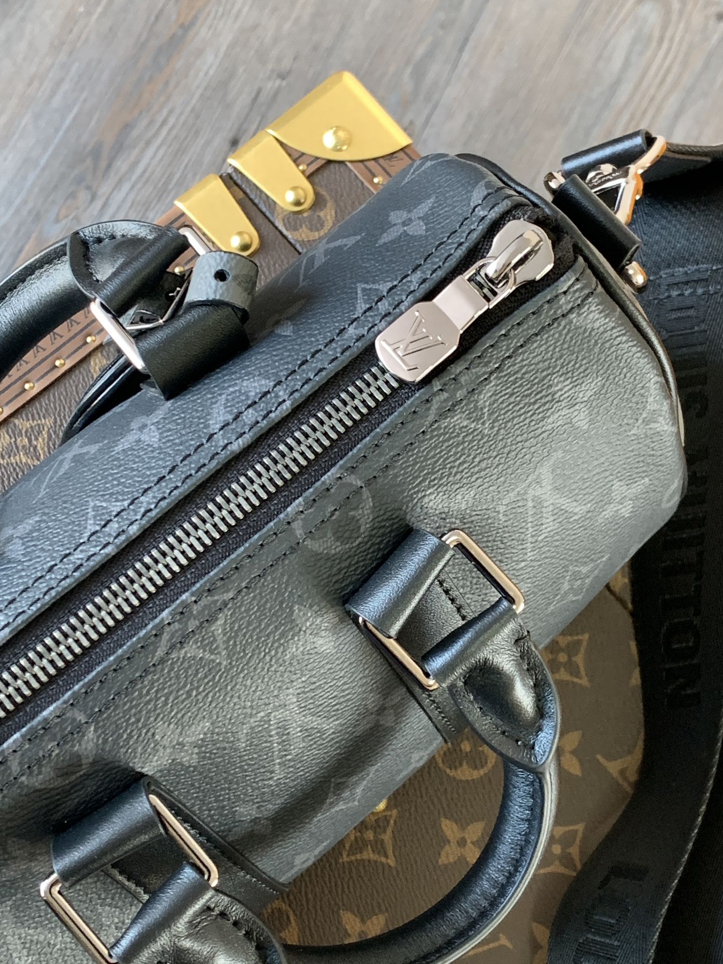 Variable Code Chip LV  M46271 Black flower pillow bag. Keepall 25 handbag. Monogram Eclipse Reverse canvas. Leather name tag. zi