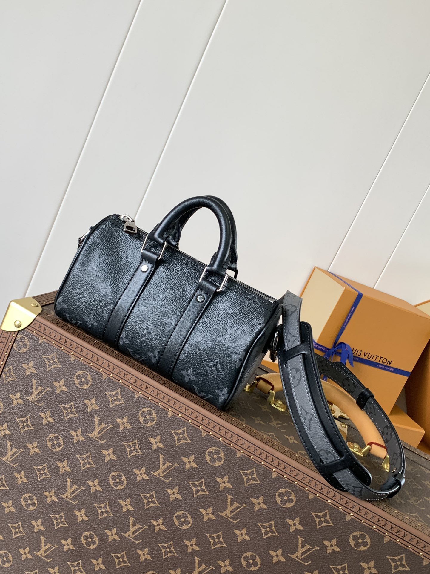 Variable Code Chip LV M45947 Aerogram Keepall XS, black leather. Metal lettering, leather body