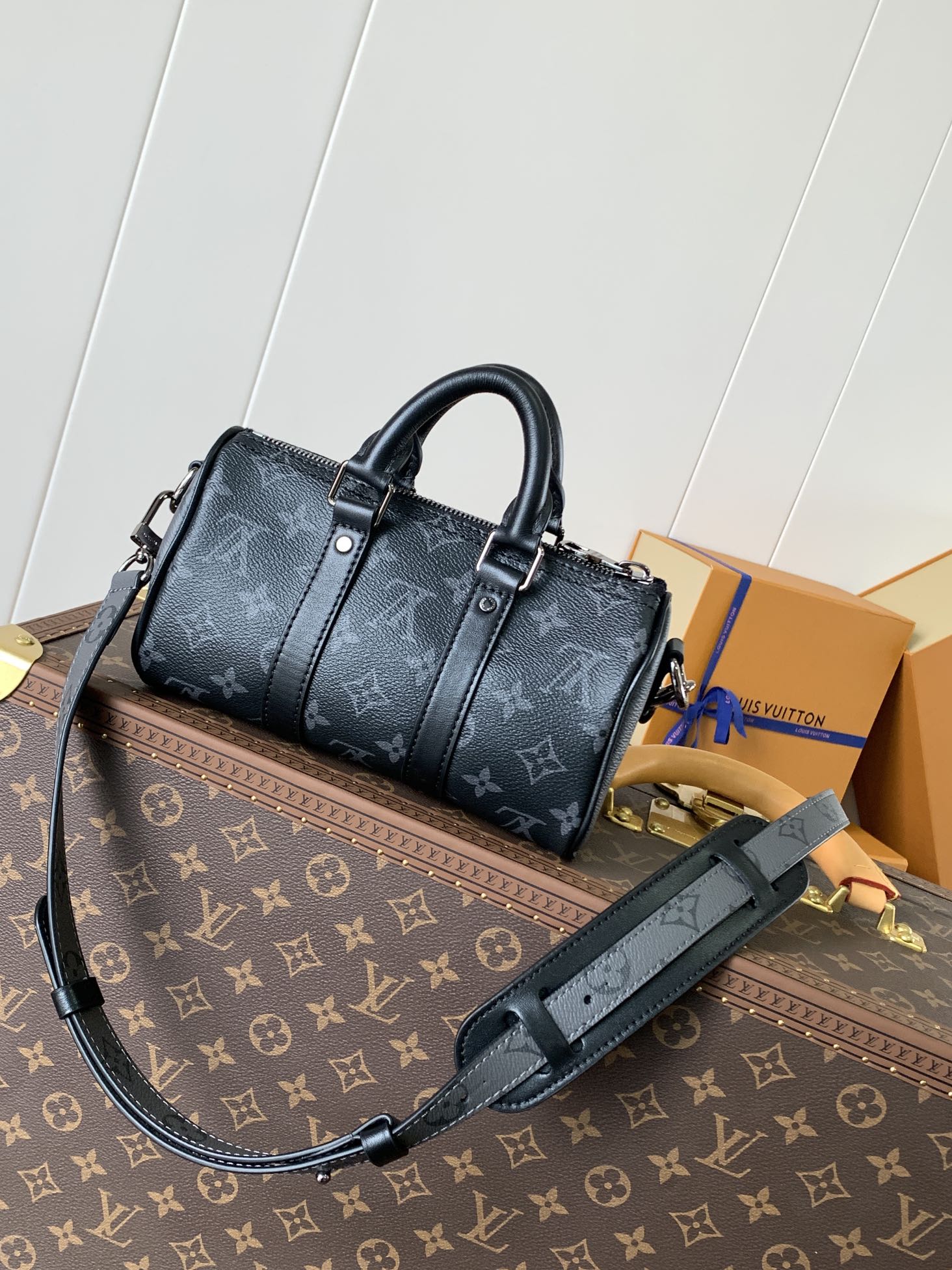 Variable Code Chip LV  M45947 Aerogram Keepall XS, black leather. Metal lettering, leather body