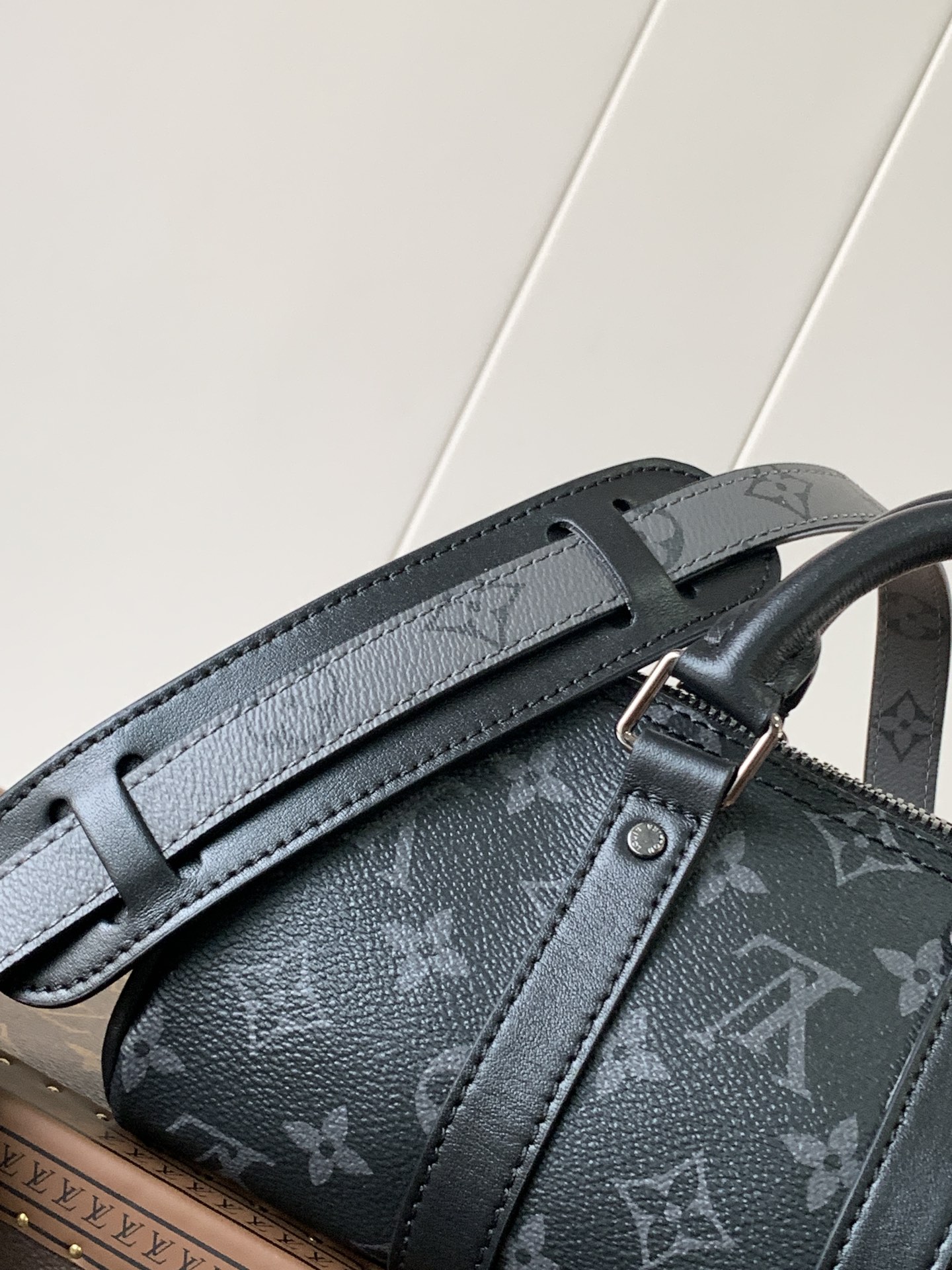 Variable Code Chip LV  M45947 Aerogram Keepall XS, black leather. Metal lettering, leather body