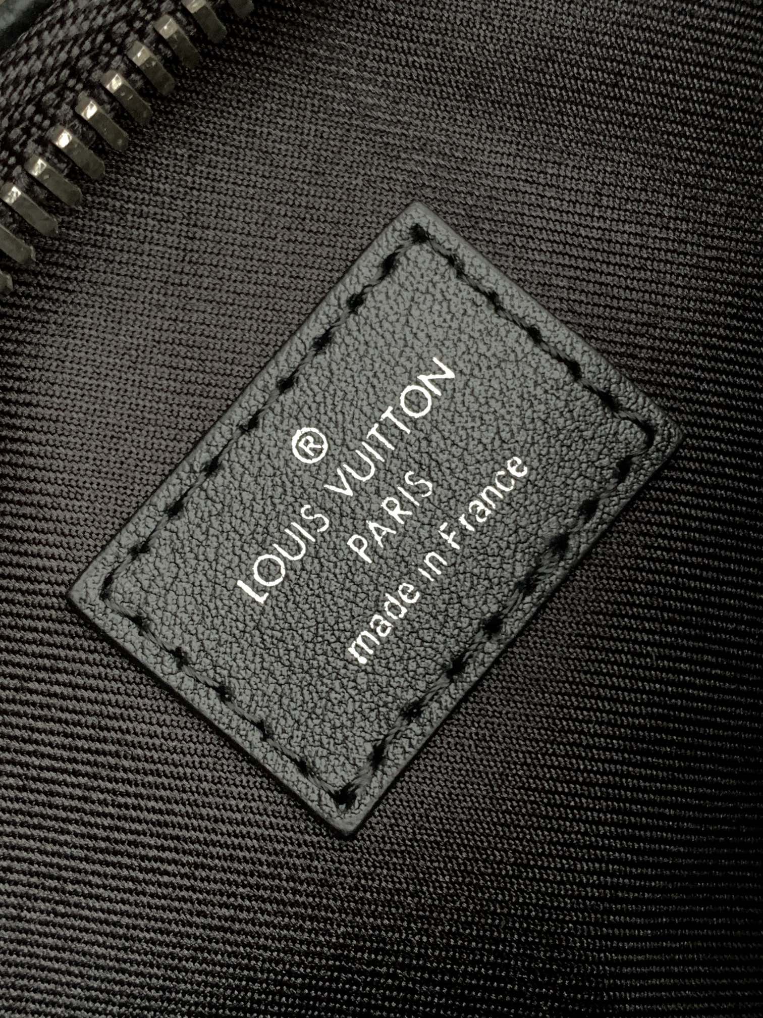 Variable Code Chip LV  M45947 Aerogram Keepall XS, black leather. Metal lettering, leather body