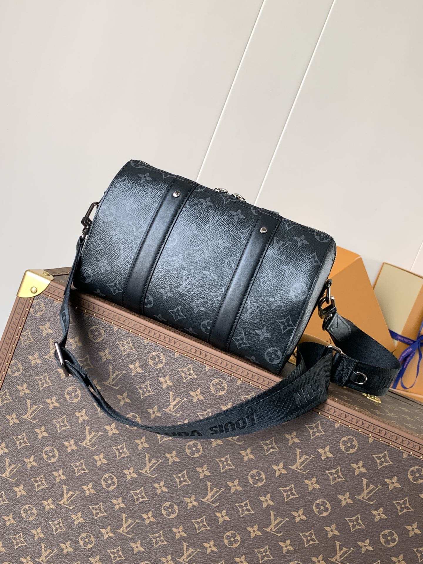 Variable Code Chip LV  M45936 Keepal Travel bag Monogram pattern, Monogram Eclipse canvas bag. Removable shoulder strap