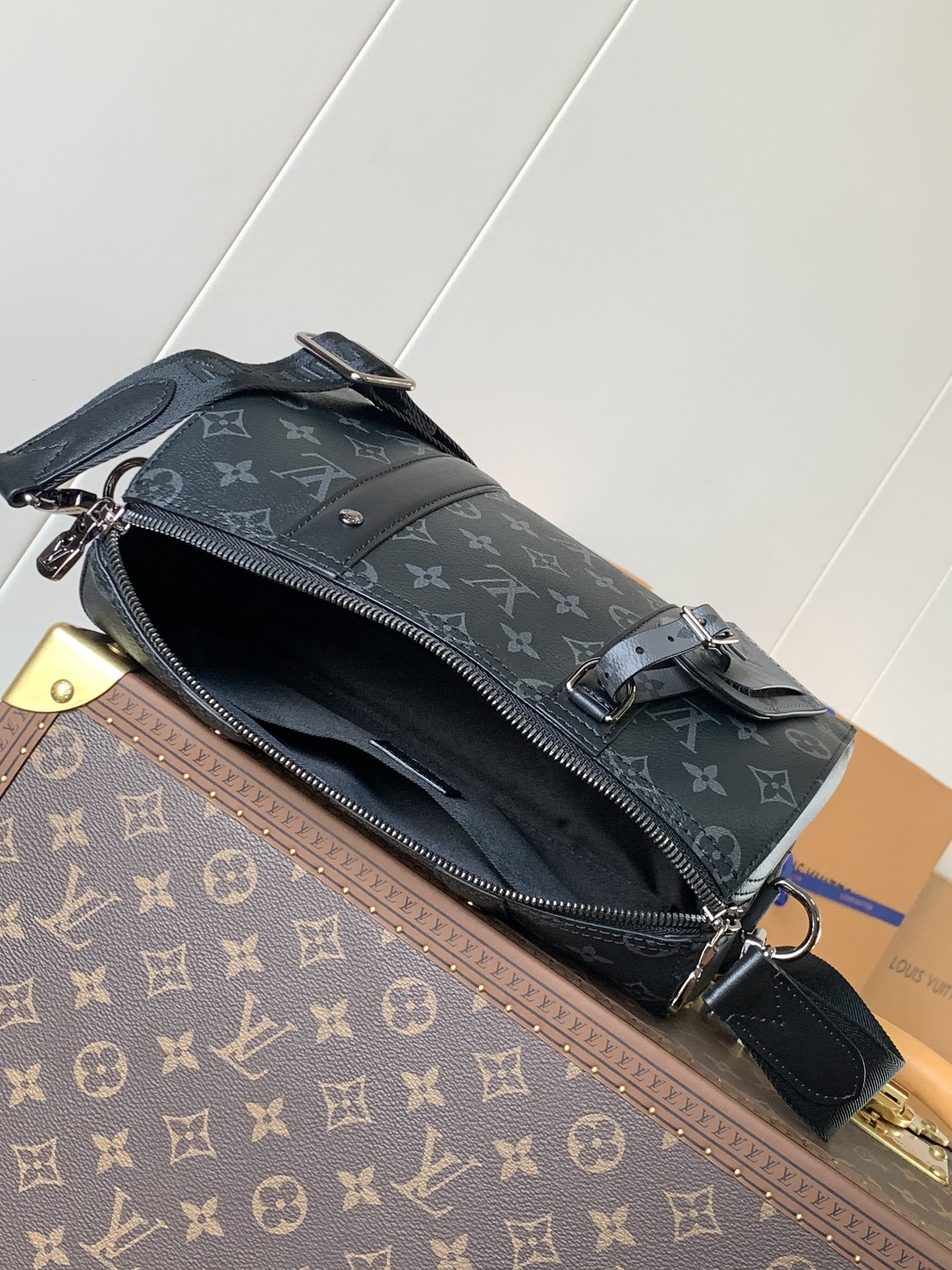 Variable Code Chip LV  M45936 Keepal Travel bag Monogram pattern, Monogram Eclipse canvas bag. Removable shoulder strap