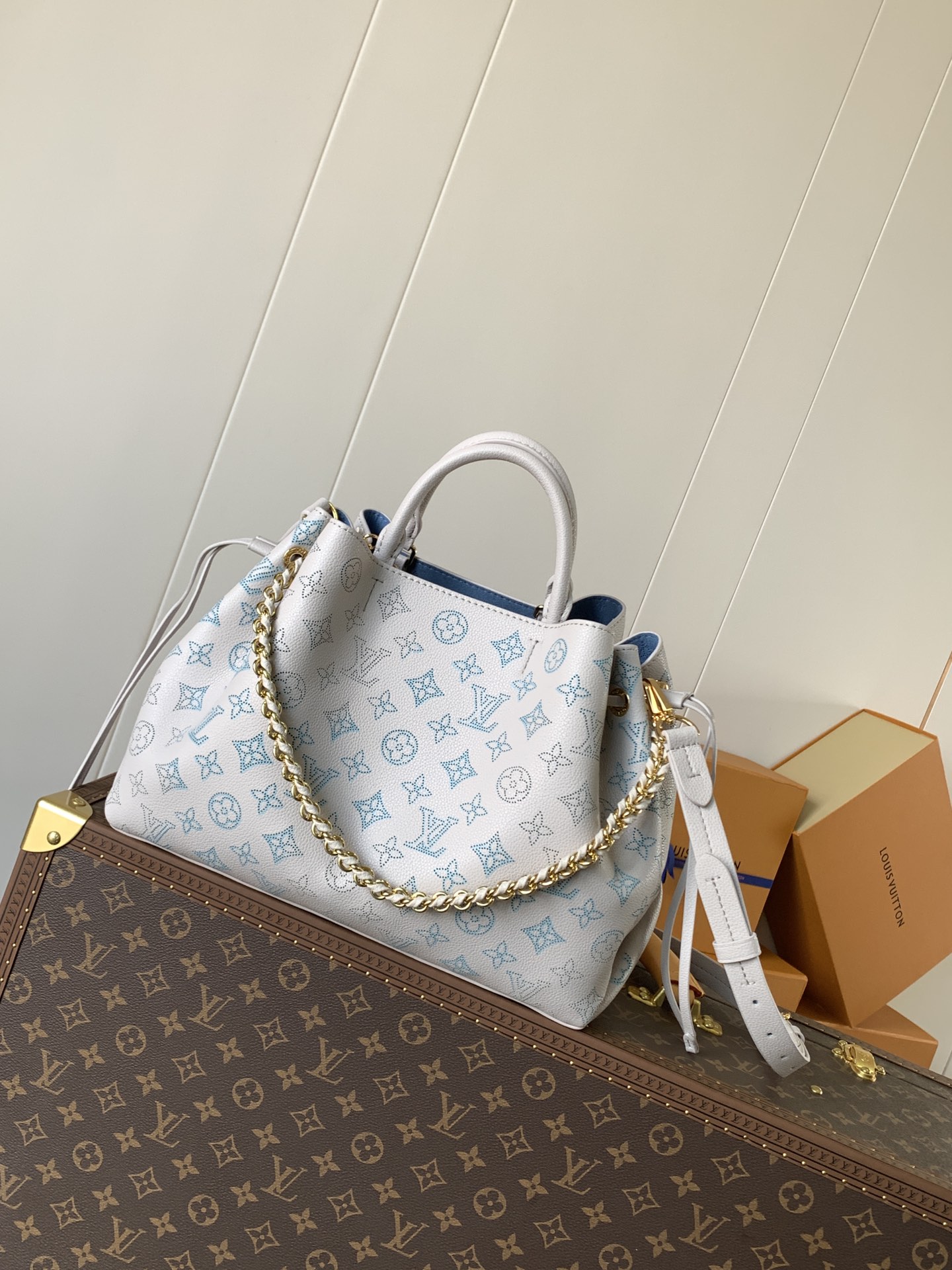 Variable Code Chip LV M12127 ZP development. cowhideBella Tote handbag. Detachable metal chain. Zipper inner pocket