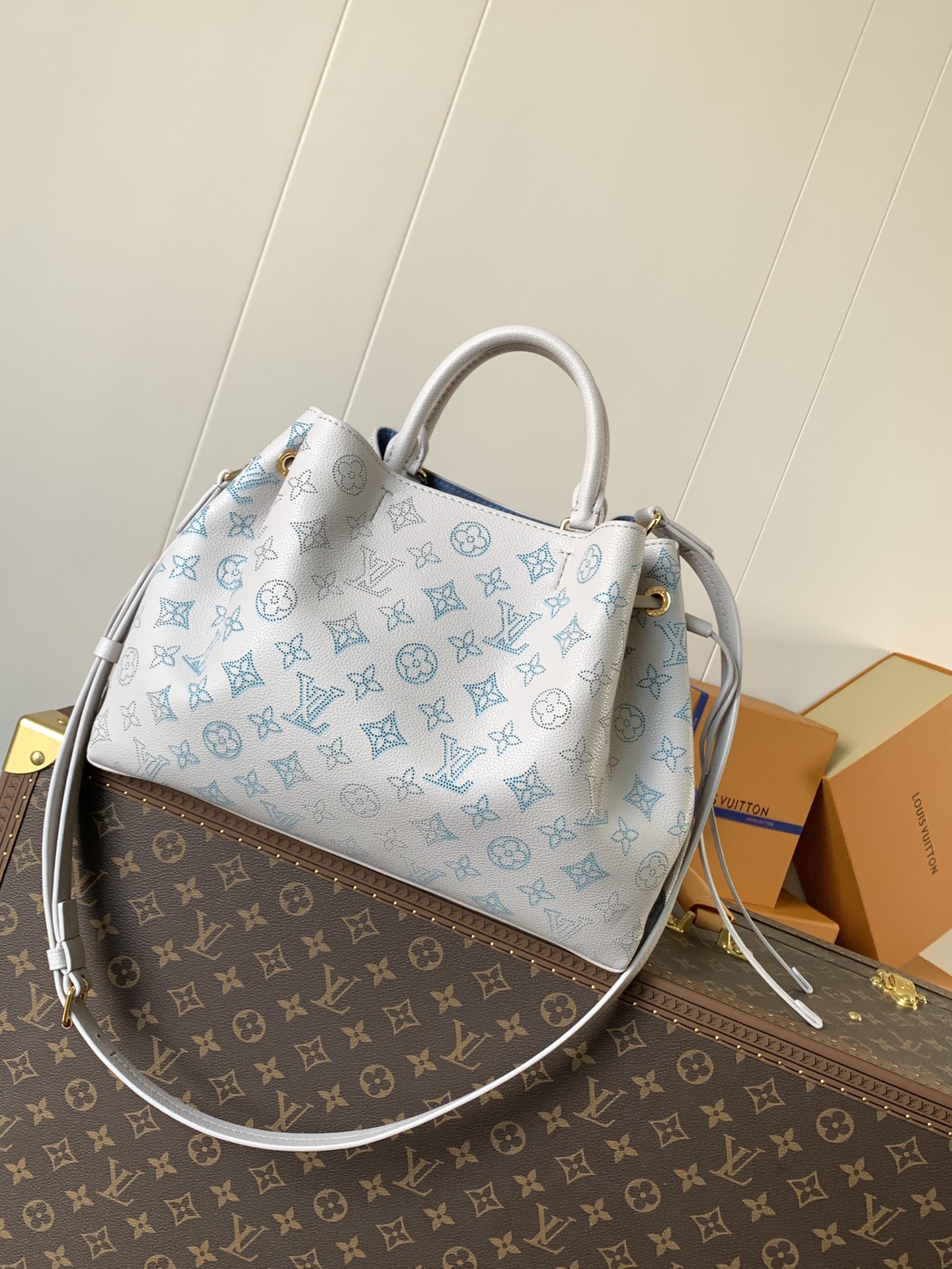 Variable Code Chip LV  M12127 ZP development. cowhideBella Tote handbag. Detachable metal chain. Zipper inner pocket