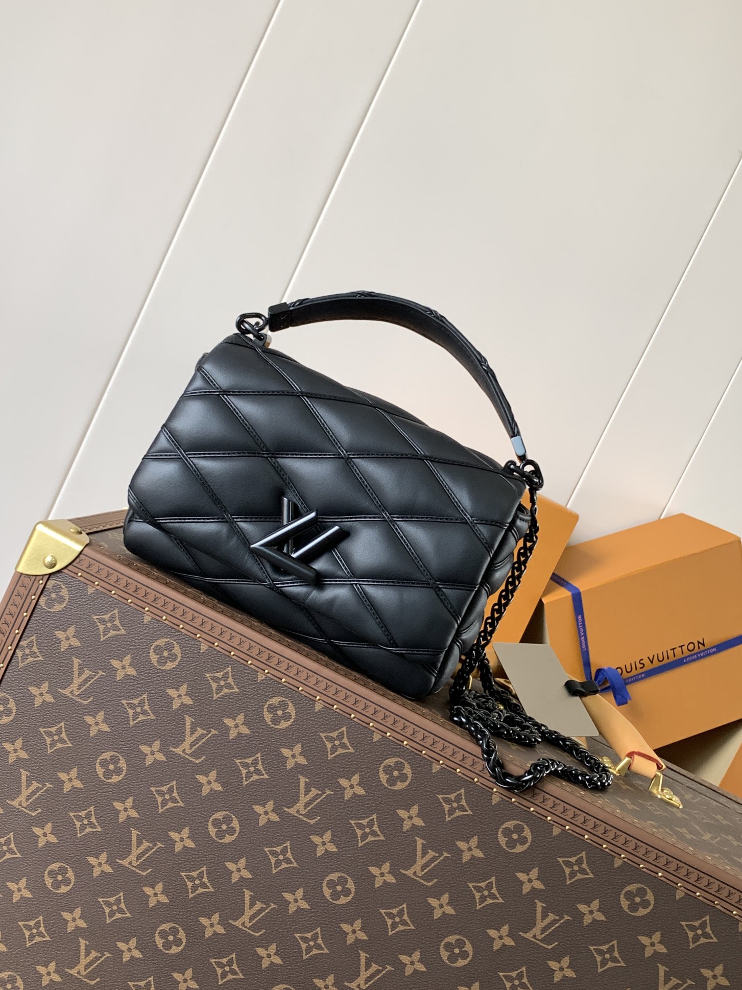 Variable Code Chip LV M11374 Subblack GO-14 medium handbag sheep leather. Twist the lock. Hand/shoulder/back/crossbody