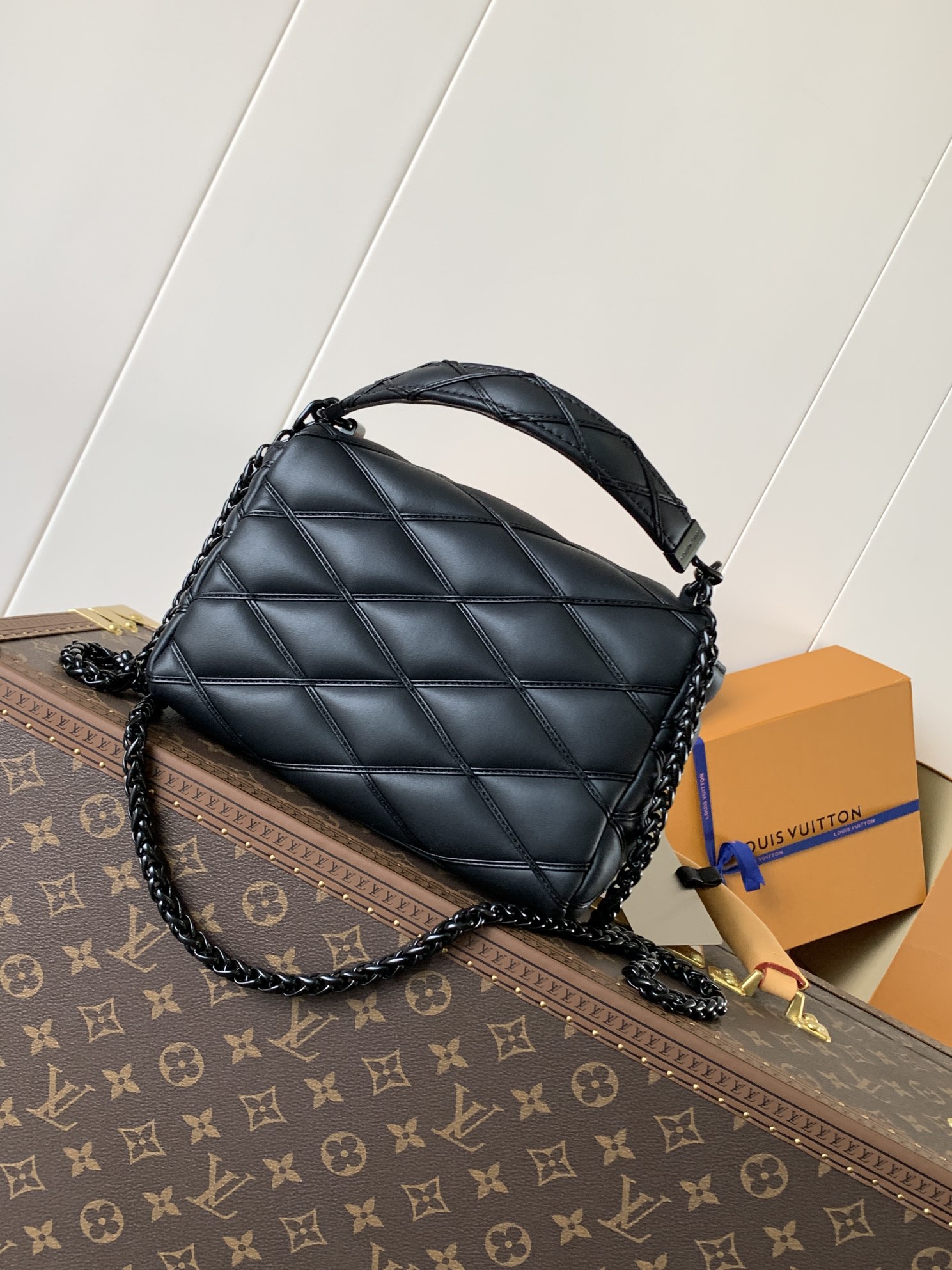 Variable Code Chip LV  M11374 Subblack GO-14 medium handbag sheep leather. Twist the lock. Hand/shoulder/back/crossbody