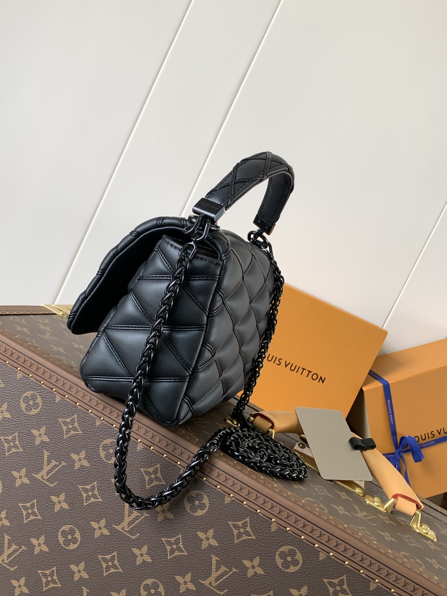 Variable Code Chip LV  M11374 Subblack GO-14 medium handbag sheep leather. Twist the lock. Hand/shoulder/back/crossbody