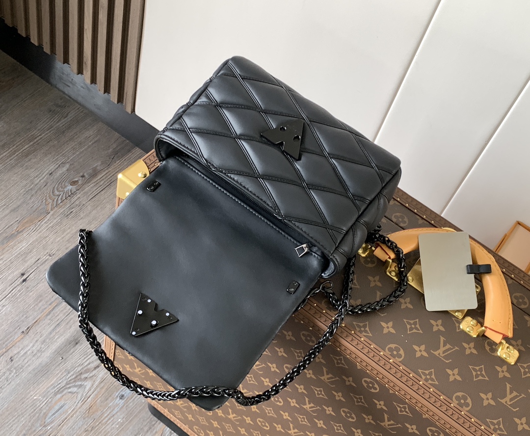 Variable Code Chip LV  M11374 Subblack GO-14 medium handbag sheep leather. Twist the lock. Hand/shoulder/back/crossbody