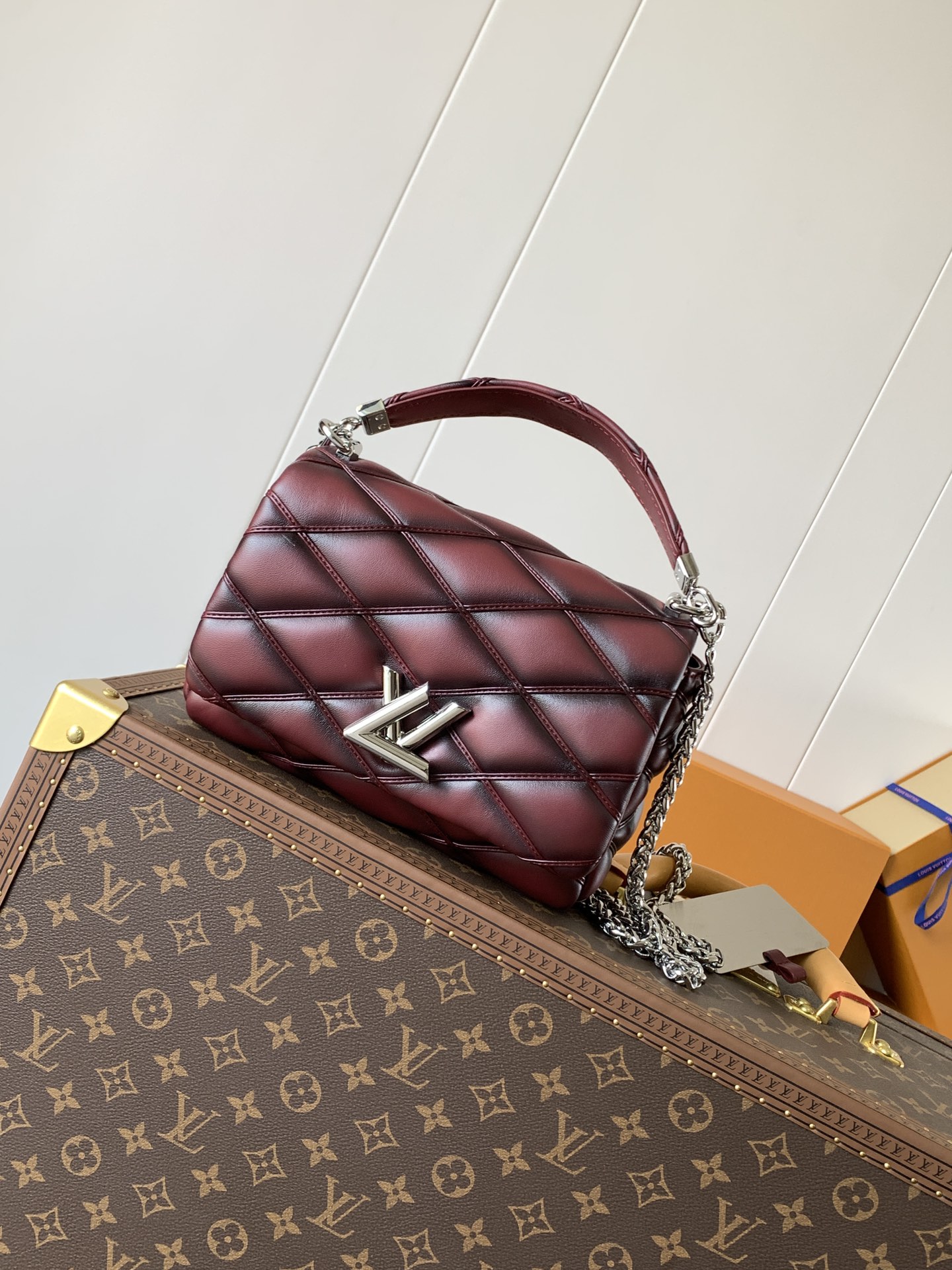 Variable Code Chip LV M12567 wine red GO-14 medium handbag sheep leather. Twist the lock. Hand/shoulder/back/crossbody