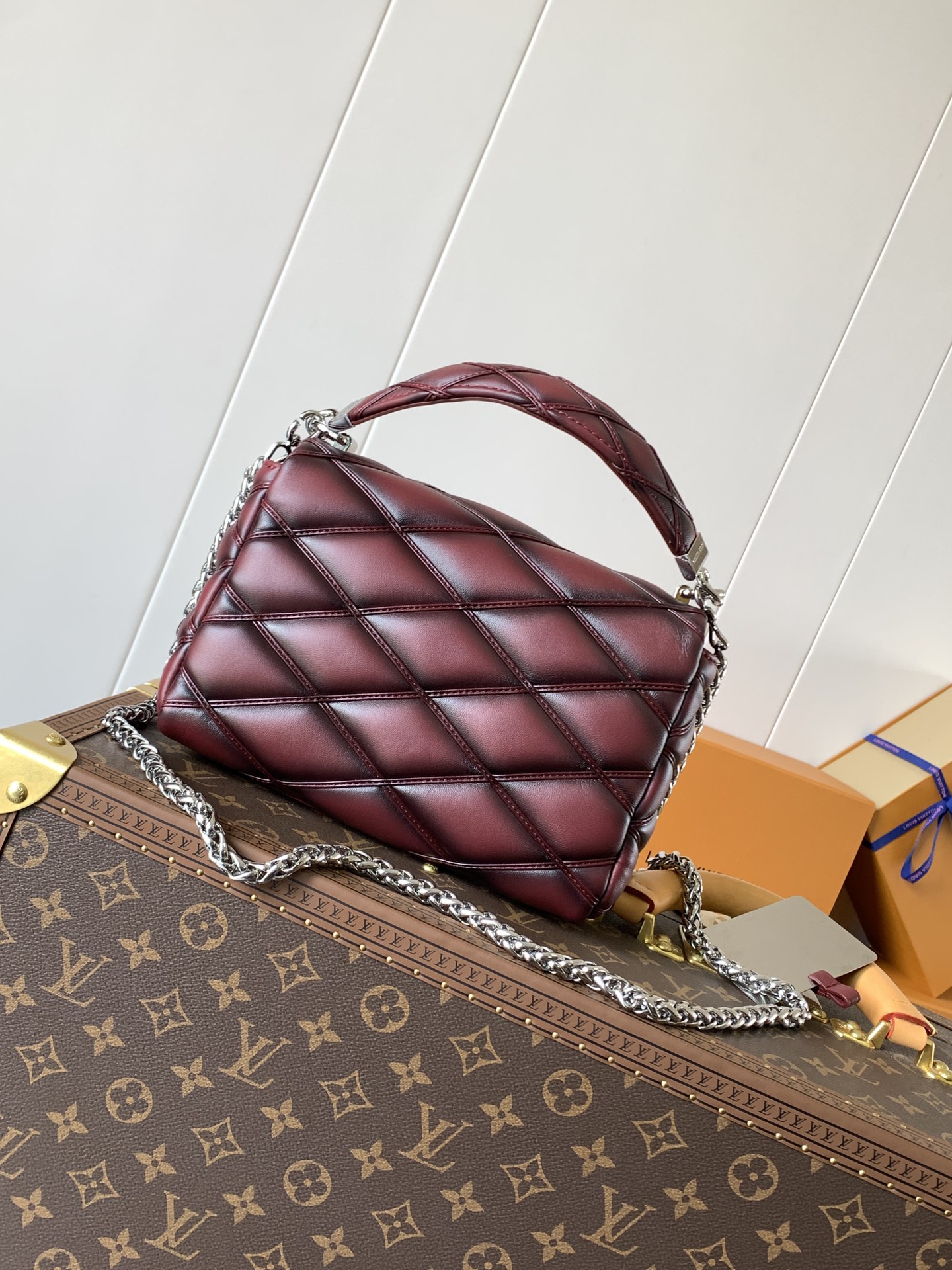 Variable Code Chip LV  M12567 wine red GO-14 medium handbag sheep leather. Twist the lock. Hand/shoulder/back/crossbody