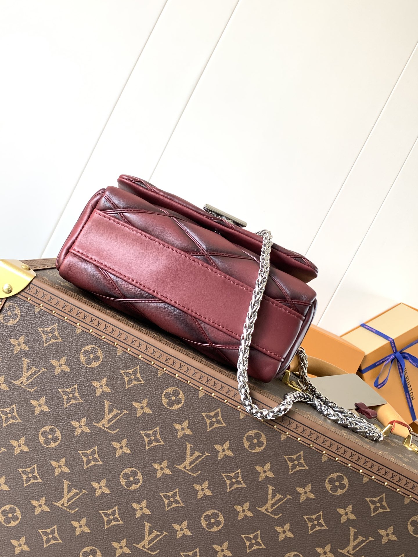 Variable Code Chip LV  M12567 wine red GO-14 medium handbag sheep leather. Twist the lock. Hand/shoulder/back/crossbody