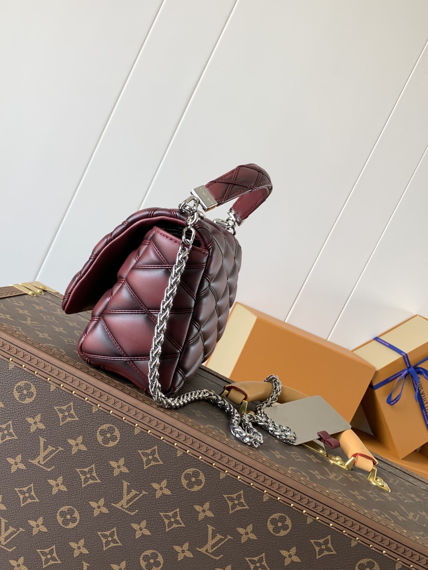 Variable Code Chip LV  M12567 wine red GO-14 medium handbag sheep leather. Twist the lock. Hand/shoulder/back/crossbody