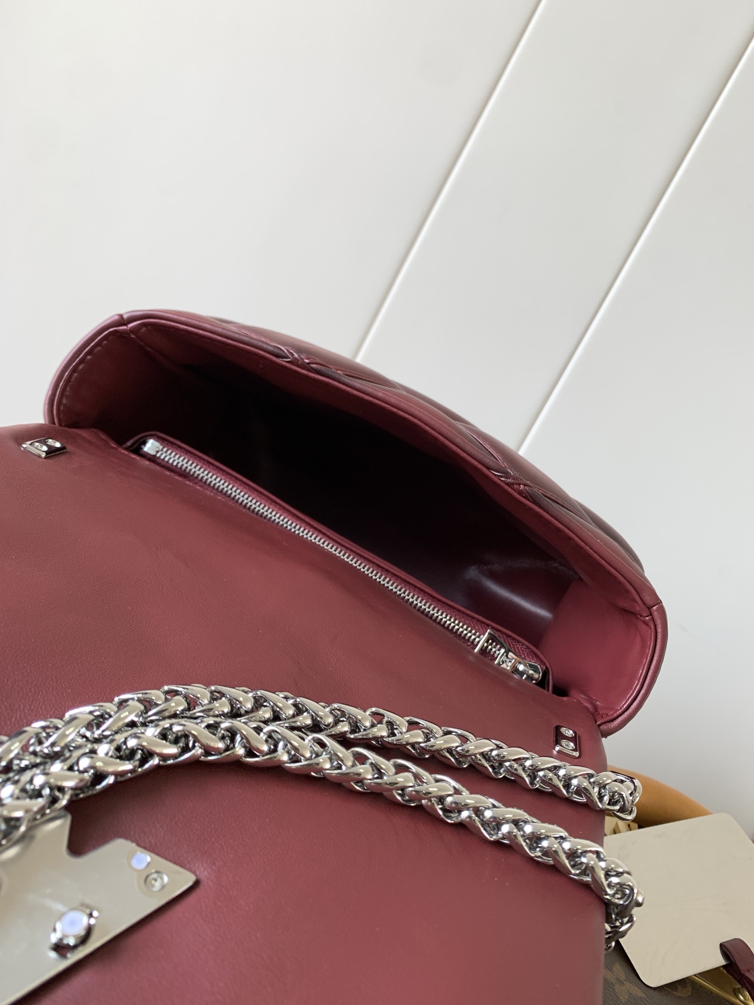 Variable Code Chip LV  M12567 wine red GO-14 medium handbag sheep leather. Twist the lock. Hand/shoulder/back/crossbody