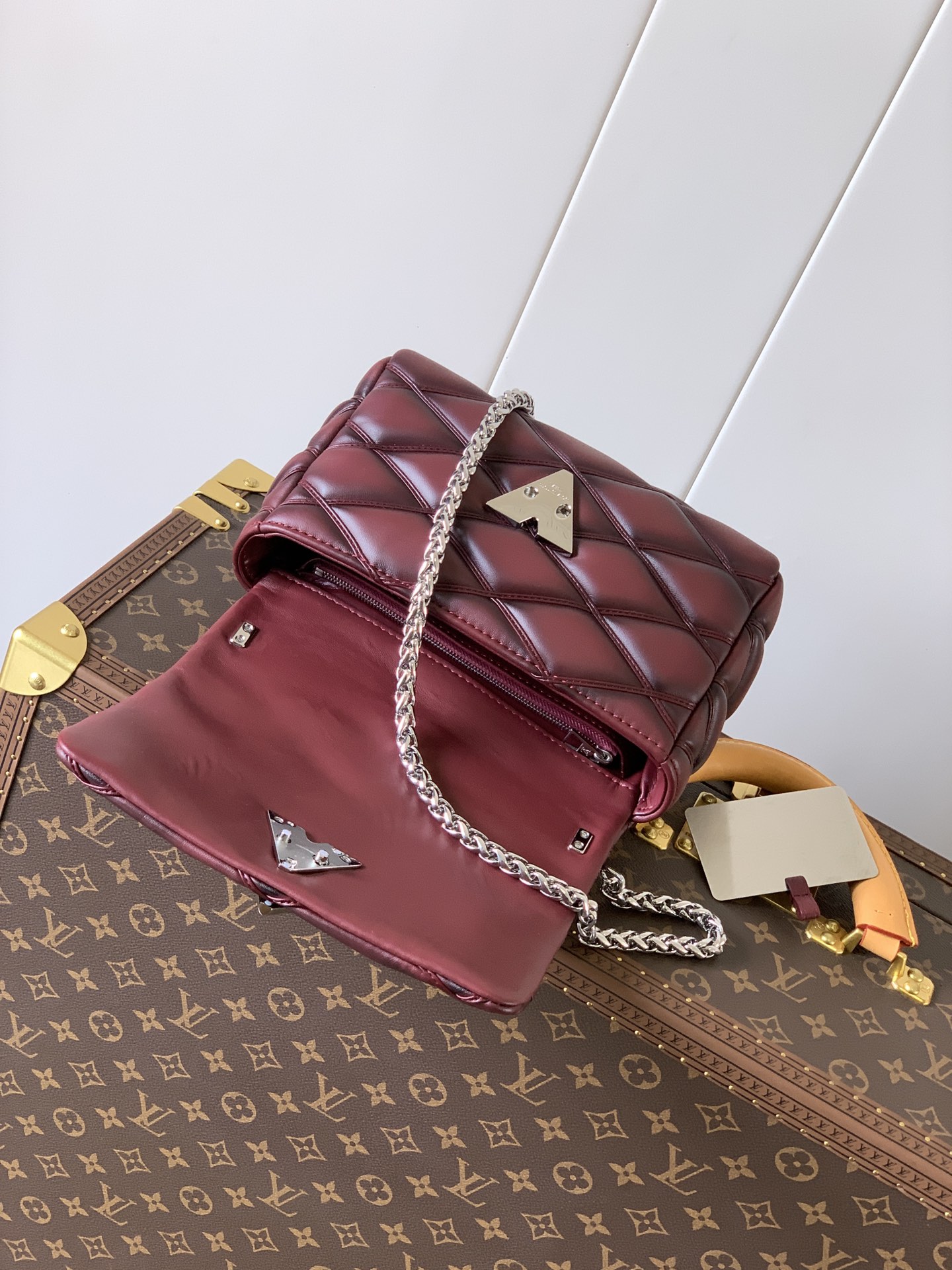 Variable Code Chip LV  M12567 wine red GO-14 medium handbag sheep leather. Twist the lock. Hand/shoulder/back/crossbody