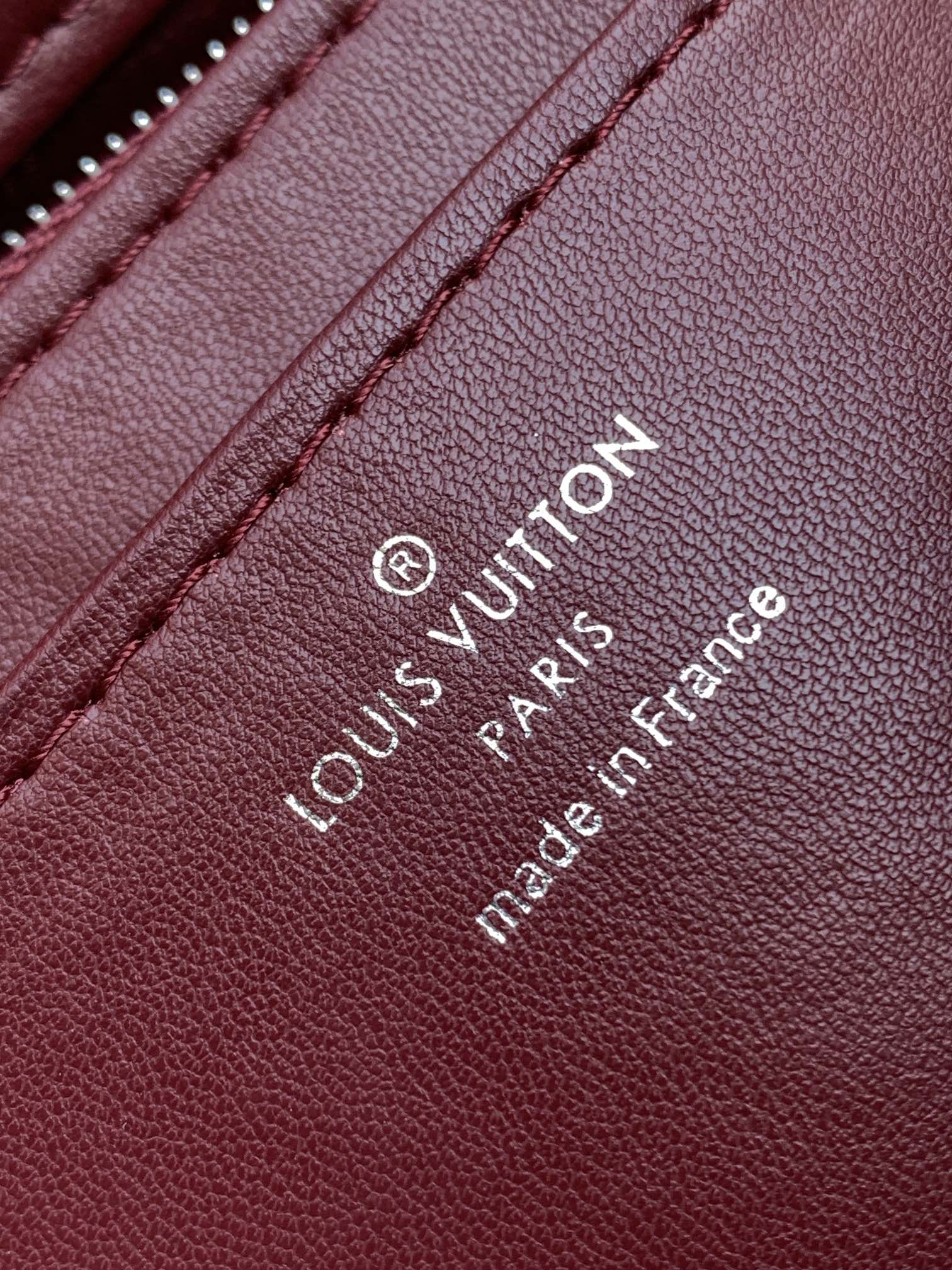 Variable Code Chip LV  M12567 wine red GO-14 medium handbag sheep leather. Twist the lock. Hand/shoulder/back/crossbody