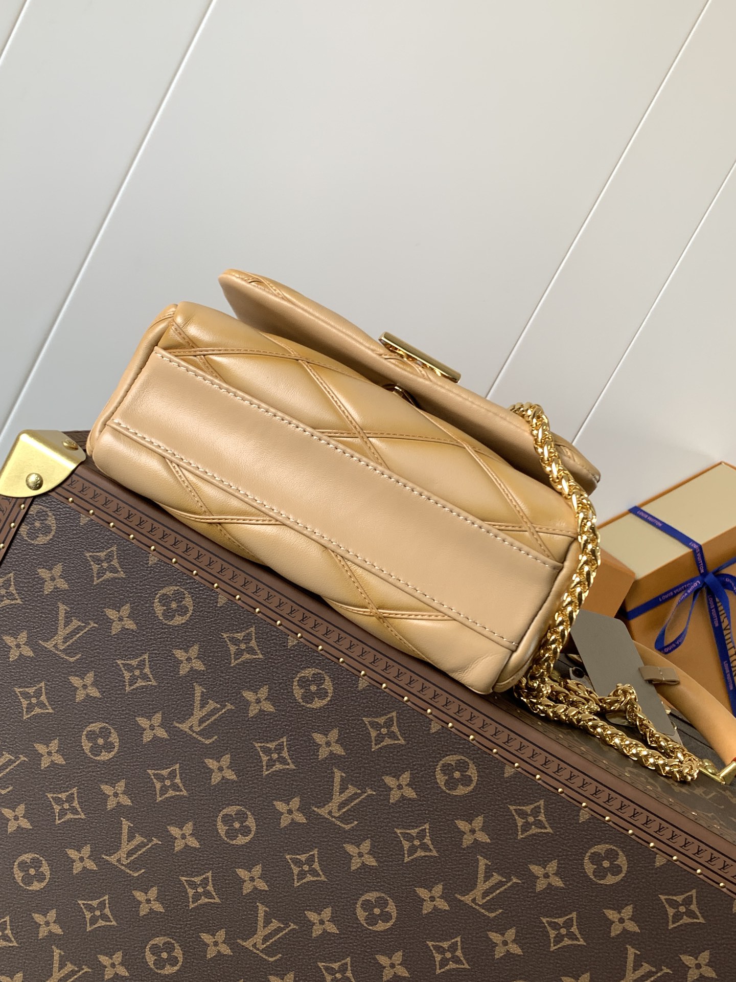 Variable Code Chip LV  M12332 Light brown GO-14 medium handbag sheep leather. Twist the lock. Hand/shoulder/back/crossbody