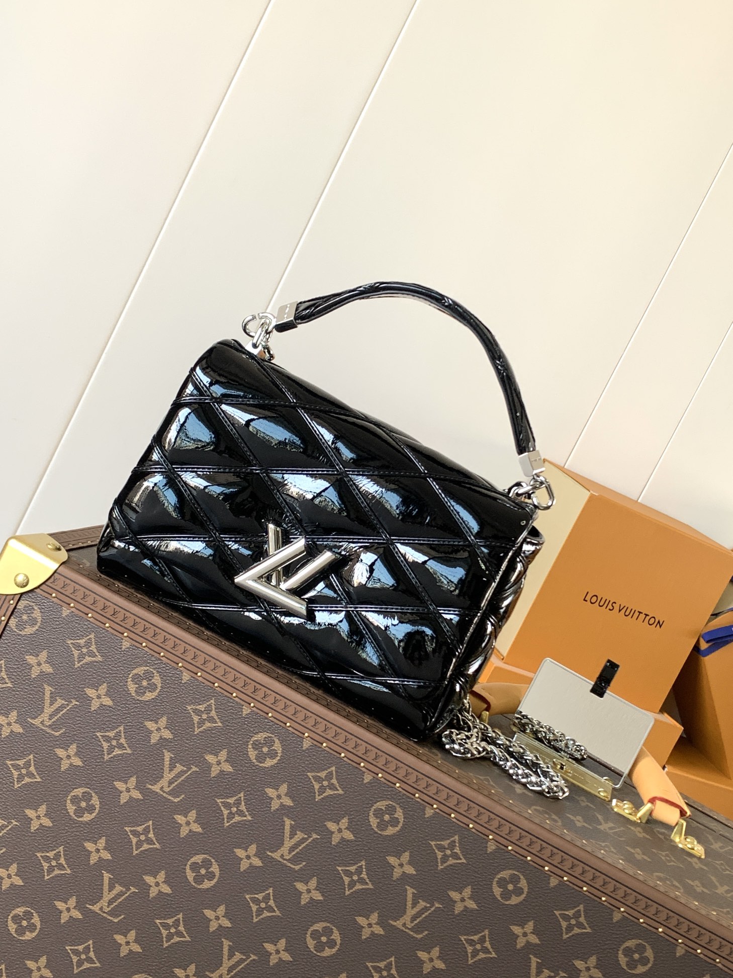 Variable Code Chip LV M22891 black patent leather GO-14 medium handbag sheep leather. Twist the lock. Hand/shoulder/back/crossb