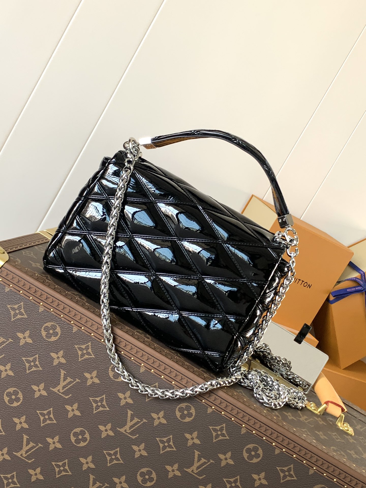 Variable Code Chip LV  M22891 black patent leather GO-14 medium handbag sheep leather. Twist the lock. Hand/shoulder/back/crossb