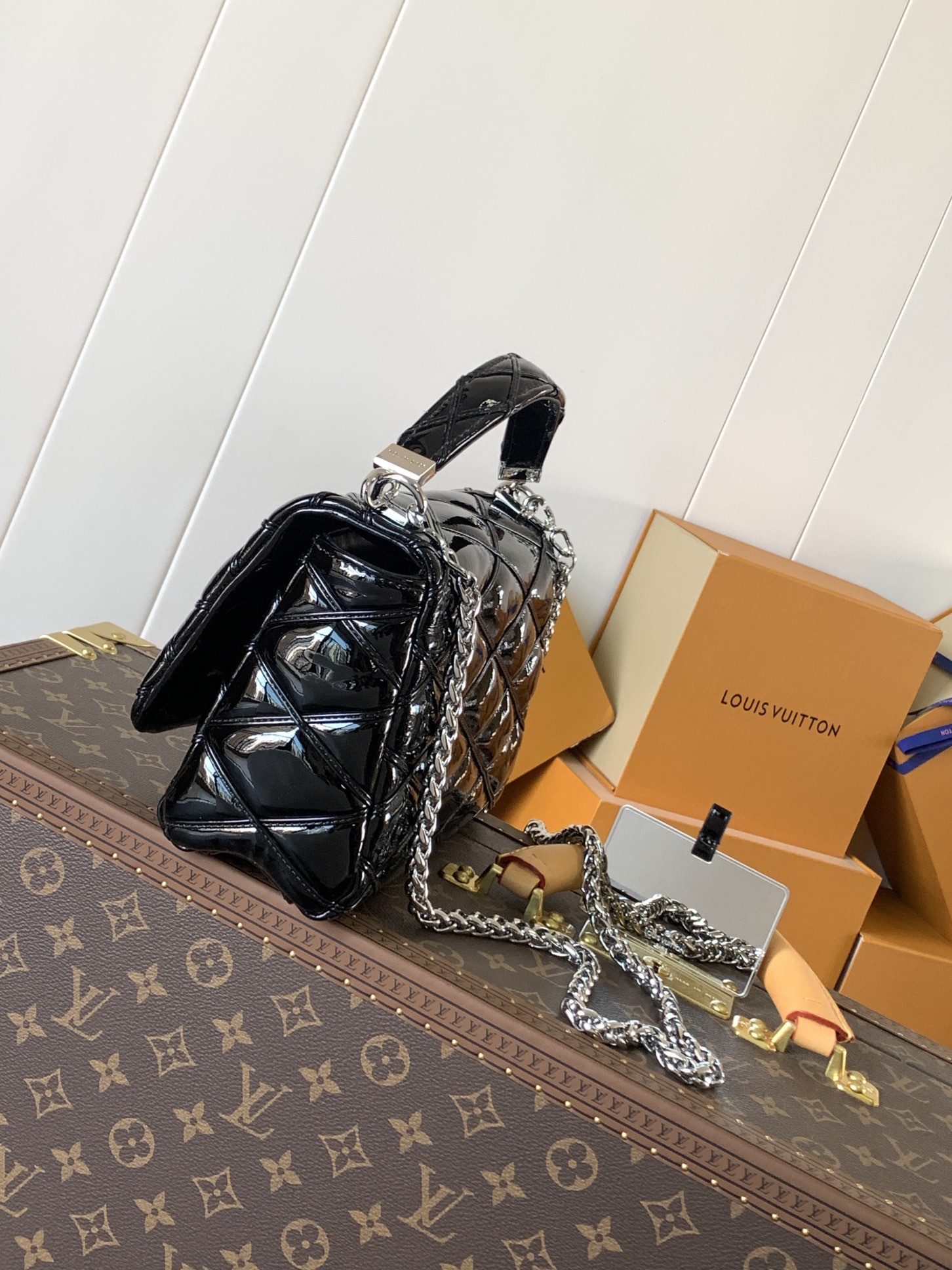 Variable Code Chip LV  M22891 black patent leather GO-14 medium handbag sheep leather. Twist the lock. Hand/shoulder/back/crossb