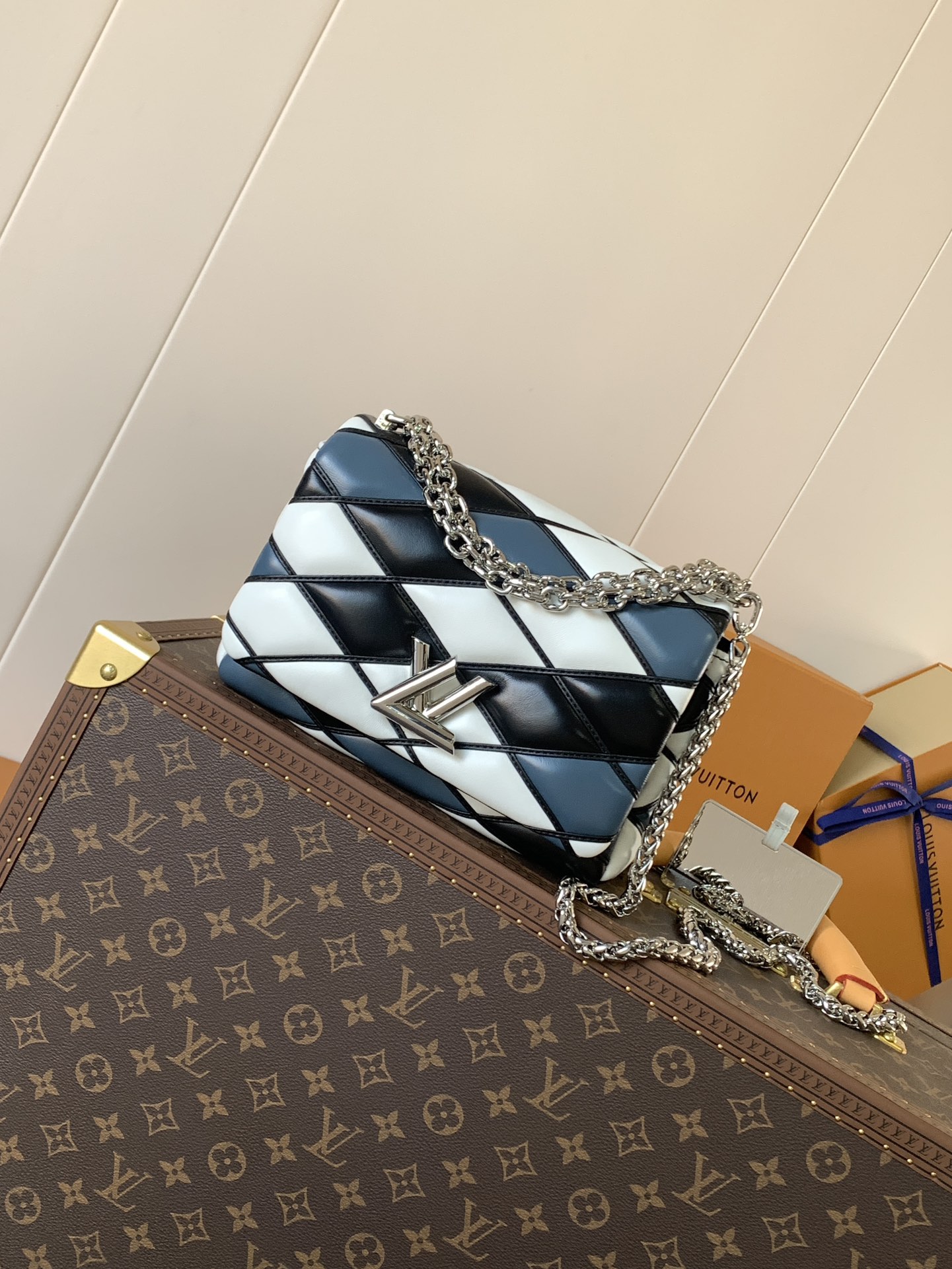 Variable Code Chip LV M22891 black and white plaid GO-14 medium handbag sheep leather. Twist the lock. Hand/shoulder/back/cross